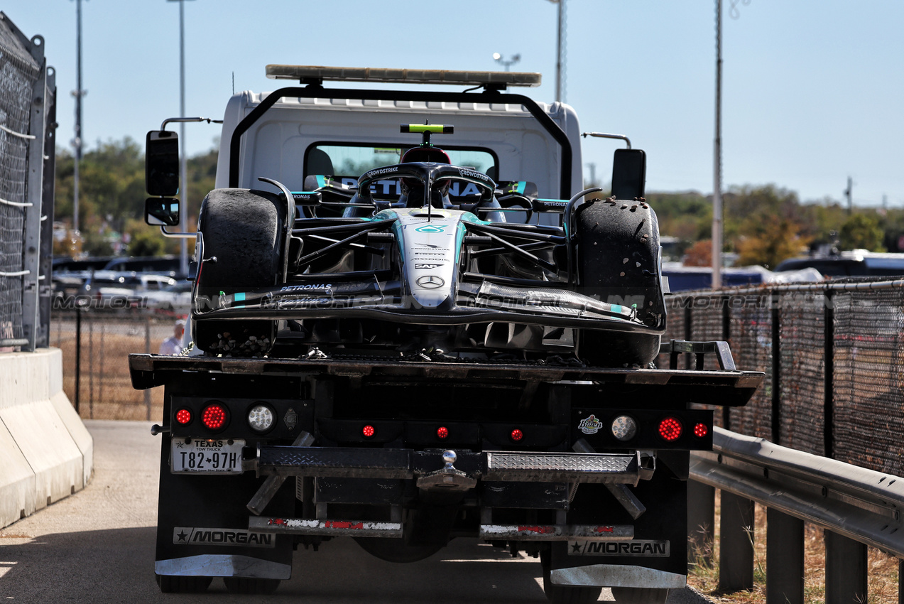 GP STATI UNITI, The Mercedes AMG F1 W15 of race retiree Lewis Hamilton (GBR) Mercedes AMG F1 is recovered back to the pits on the back of a truck.

20.10.2024. Formula 1 World Championship, Rd 19, United States Grand Prix, Austin, Texas, USA, Gara Day.

- www.xpbimages.com, EMail: requests@xpbimages.com © Copyright: Moy / XPB Images