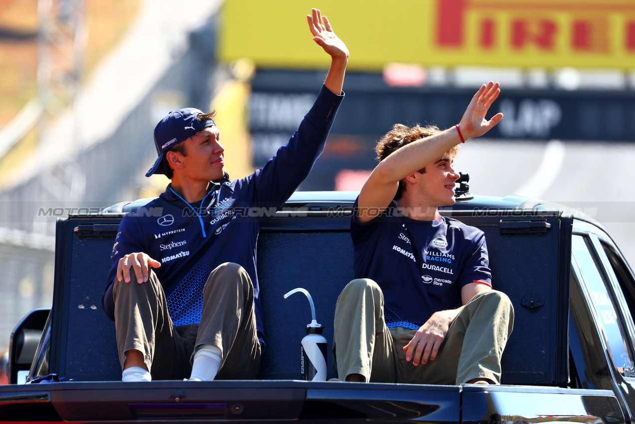 GP STATI UNITI, (L to R): Alexander Albon (THA) Williams Racing e Franco Colapinto (ARG) Williams Racing on the drivers' parade.

20.10.2024. Formula 1 World Championship, Rd 19, United States Grand Prix, Austin, Texas, USA, Gara Day.

 - www.xpbimages.com, EMail: requests@xpbimages.com © Copyright: Coates / XPB Images