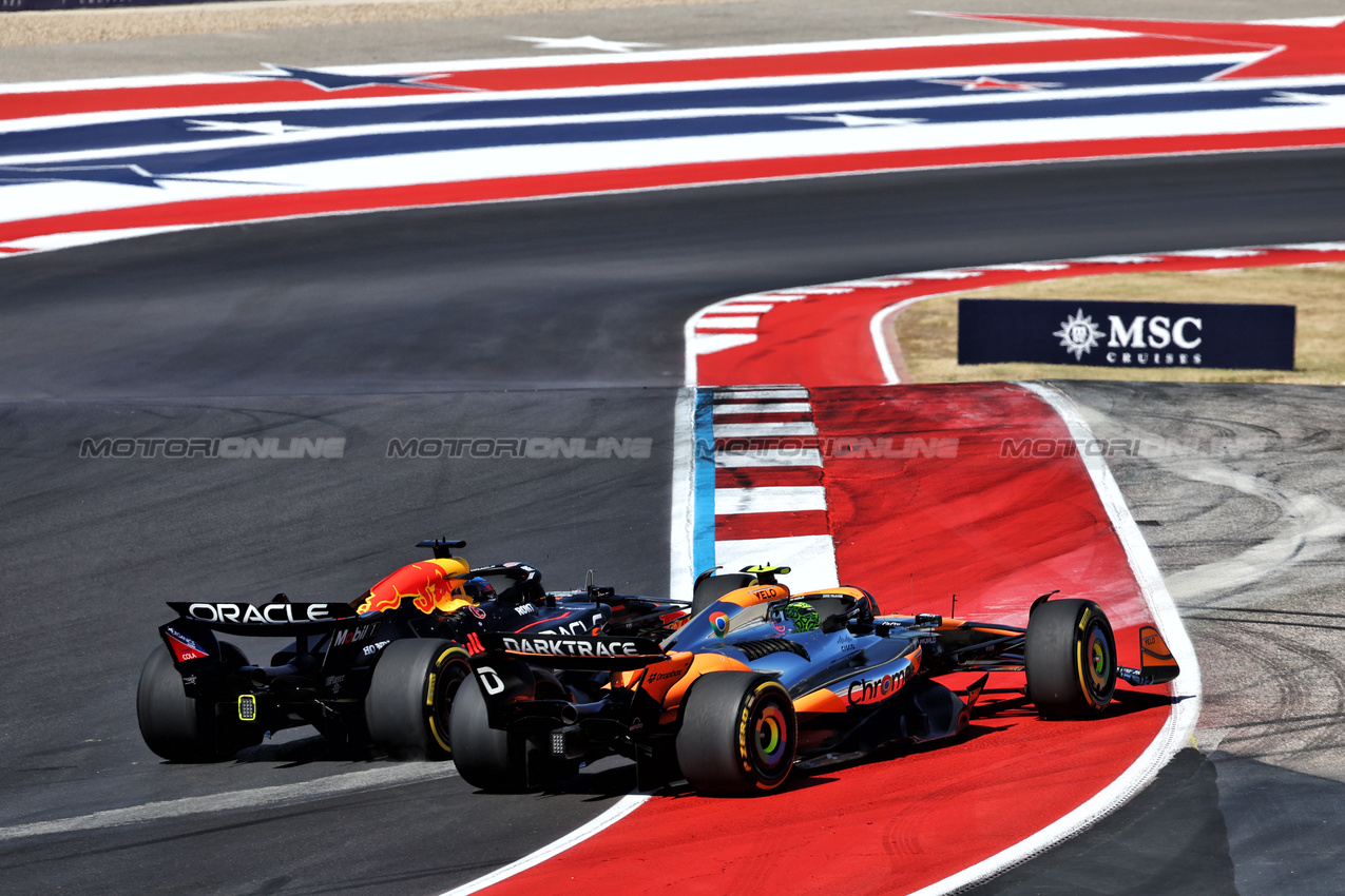 GP STATI UNITI, Lando Norris (GBR) McLaren MCL38 e Max Verstappen (NLD) Red Bull Racing RB20 battle for the lead at the partenza of the race.

Formula 1 World Championship, Rd 19, United States Grand Prix, Domenica 20th October 2024. Circuit of the Americas, Austin, Texas, USA.

20.10.2024. Formula 1 World Championship, Rd 19, United States Grand Prix, Austin, Texas, USA, Gara Day.

- www.xpbimages.com, EMail: requests@xpbimages.com © Copyright: Batchelor / XPB Images