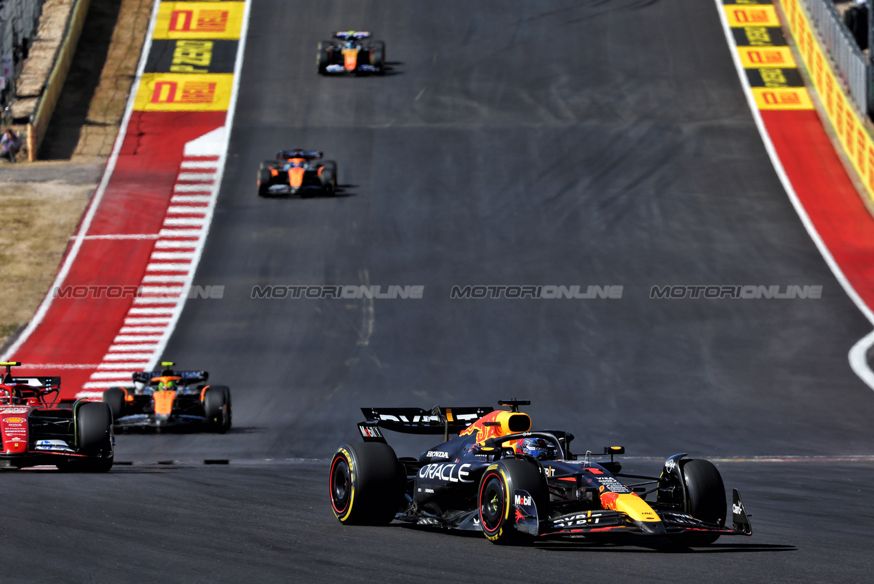 GP STATI UNITI, Max Verstappen (NLD) Red Bull Racing RB20.

20.10.2024. Formula 1 World Championship, Rd 19, United States Grand Prix, Austin, Texas, USA, Gara Day.

- www.xpbimages.com, EMail: requests@xpbimages.com © Copyright: Batchelor / XPB Images