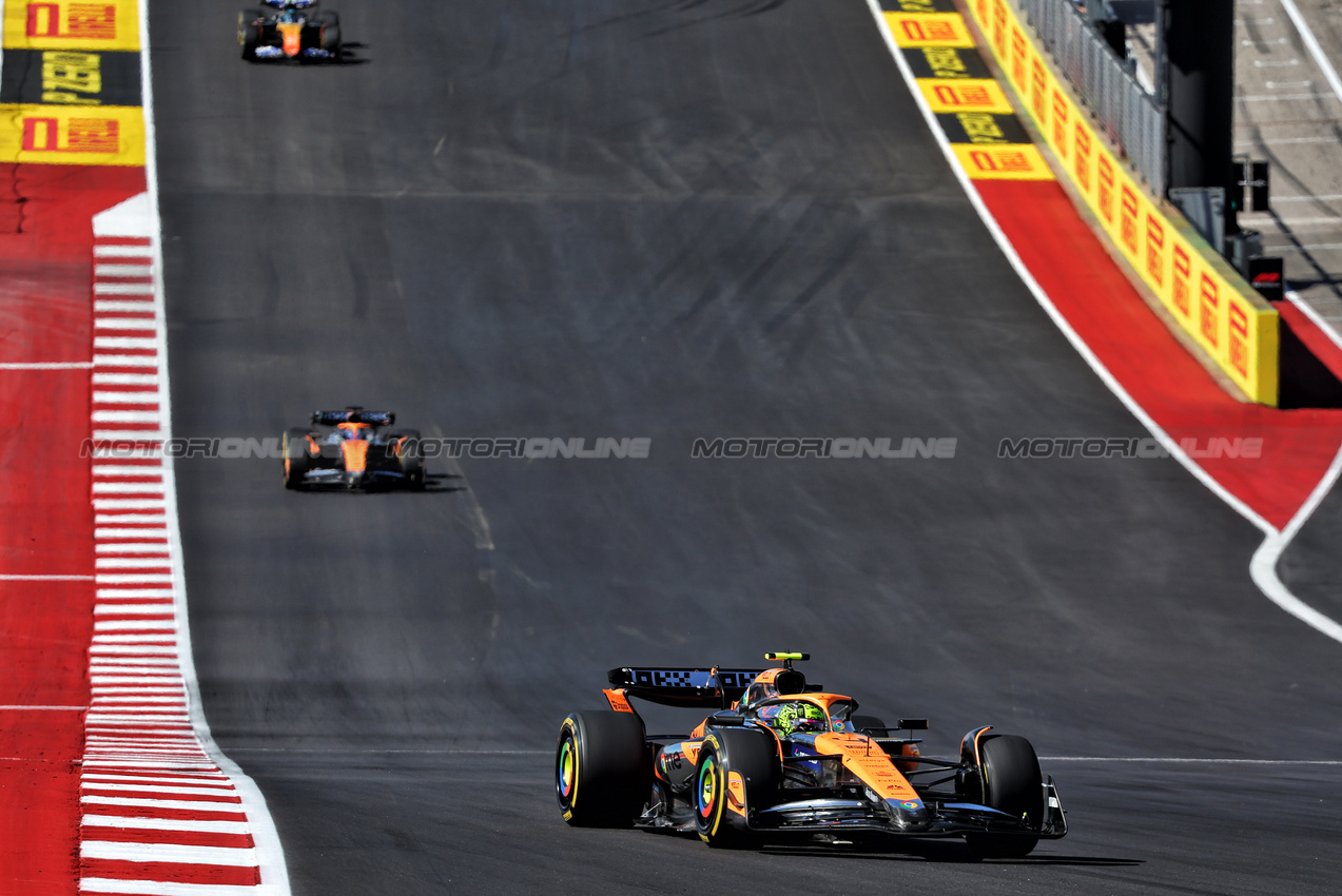 GP STATI UNITI, Lando Norris (GBR) McLaren MCL38.

20.10.2024. Formula 1 World Championship, Rd 19, United States Grand Prix, Austin, Texas, USA, Gara Day.

- www.xpbimages.com, EMail: requests@xpbimages.com © Copyright: Batchelor / XPB Images