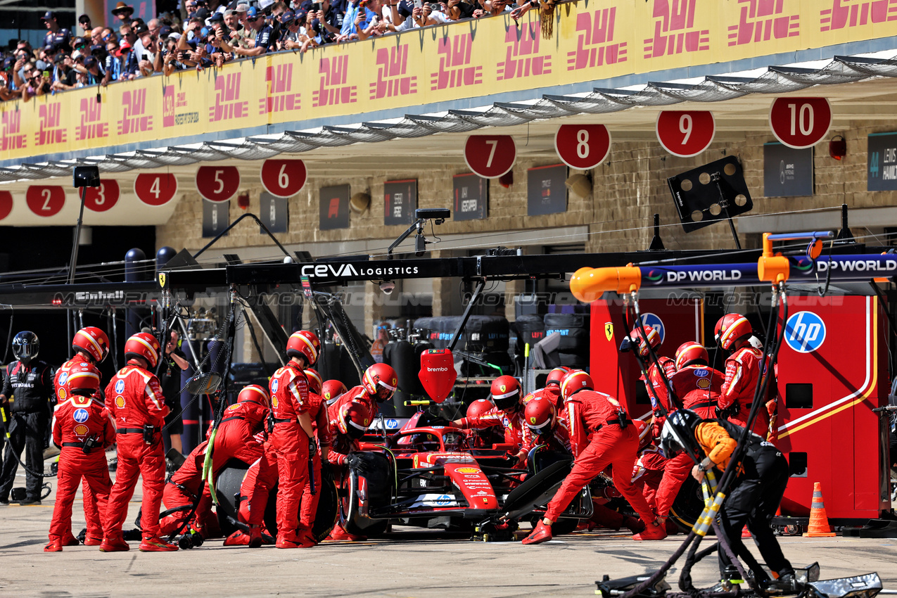 GP STATI UNITI, Carlos Sainz Jr (ESP) Ferrari SF-24 makes a pit stop.

20.10.2024. Formula 1 World Championship, Rd 19, United States Grand Prix, Austin, Texas, USA, Gara Day.

- www.xpbimages.com, EMail: requests@xpbimages.com © Copyright: Batchelor / XPB Images