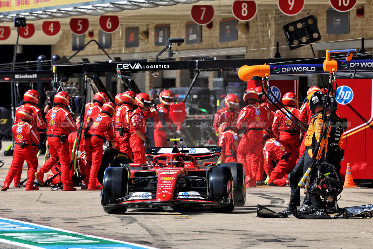 GP STATI UNITI, Carlos Sainz Jr (ESP) Ferrari SF-24 makes a pit stop.

20.10.2024. Formula 1 World Championship, Rd 19, United States Grand Prix, Austin, Texas, USA, Gara Day.

- www.xpbimages.com, EMail: requests@xpbimages.com © Copyright: Batchelor / XPB Images