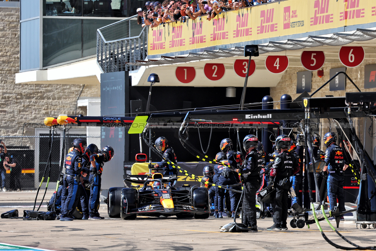 GP STATI UNITI, Max Verstappen (NLD) Red Bull Racing RB20 makes a pit stop.

20.10.2024. Formula 1 World Championship, Rd 19, United States Grand Prix, Austin, Texas, USA, Gara Day.

- www.xpbimages.com, EMail: requests@xpbimages.com © Copyright: Batchelor / XPB Images