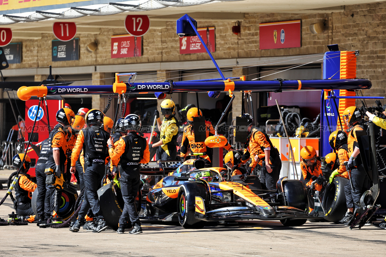 GP STATI UNITI, Lando Norris (GBR) McLaren MCL38 makes a pit stop.

20.10.2024. Formula 1 World Championship, Rd 19, United States Grand Prix, Austin, Texas, USA, Gara Day.

- www.xpbimages.com, EMail: requests@xpbimages.com © Copyright: Batchelor / XPB Images