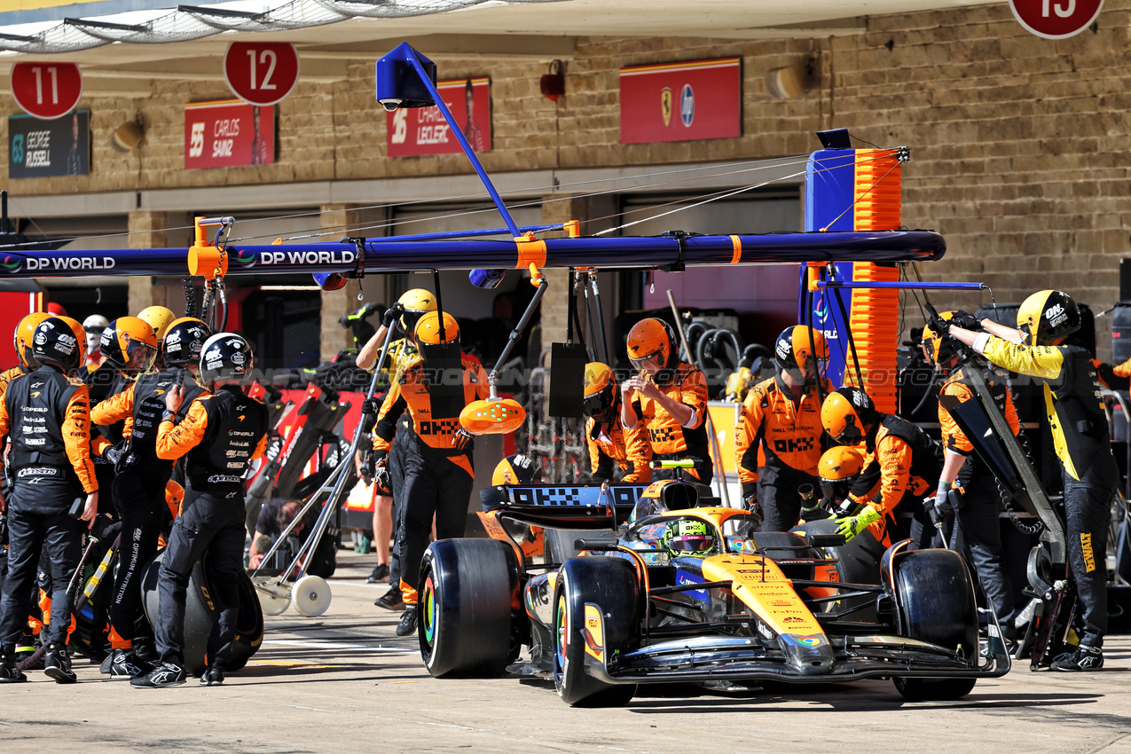 GP STATI UNITI, Lando Norris (GBR) McLaren MCL38 makes a pit stop.

20.10.2024. Formula 1 World Championship, Rd 19, United States Grand Prix, Austin, Texas, USA, Gara Day.

- www.xpbimages.com, EMail: requests@xpbimages.com © Copyright: Batchelor / XPB Images