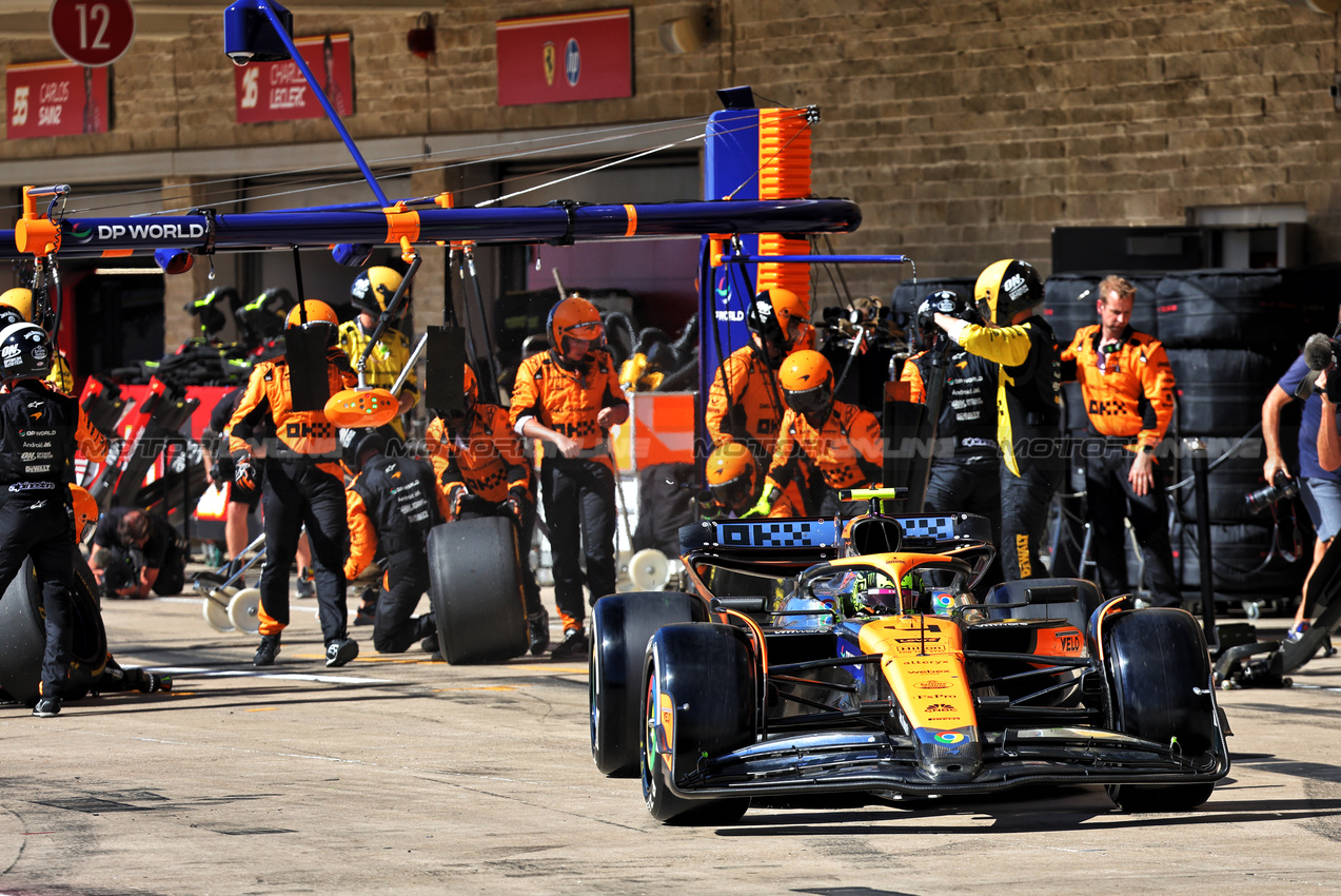 GP STATI UNITI, Lando Norris (GBR) McLaren MCL38 makes a pit stop.

20.10.2024. Formula 1 World Championship, Rd 19, United States Grand Prix, Austin, Texas, USA, Gara Day.

- www.xpbimages.com, EMail: requests@xpbimages.com © Copyright: Batchelor / XPB Images