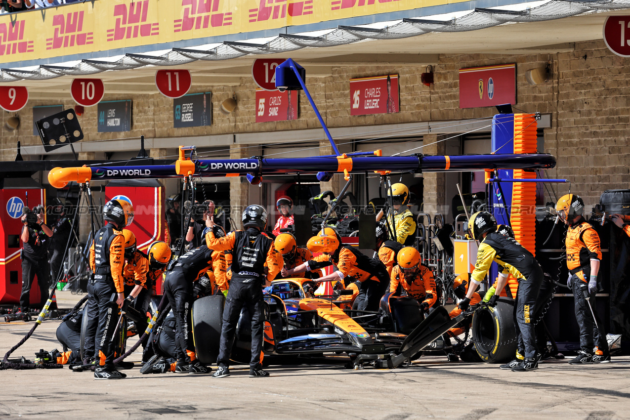 GP STATI UNITI, Oscar Piastri (AUS) McLaren MCL38 makes a pit stop.

20.10.2024. Formula 1 World Championship, Rd 19, United States Grand Prix, Austin, Texas, USA, Gara Day.

- www.xpbimages.com, EMail: requests@xpbimages.com © Copyright: Batchelor / XPB Images