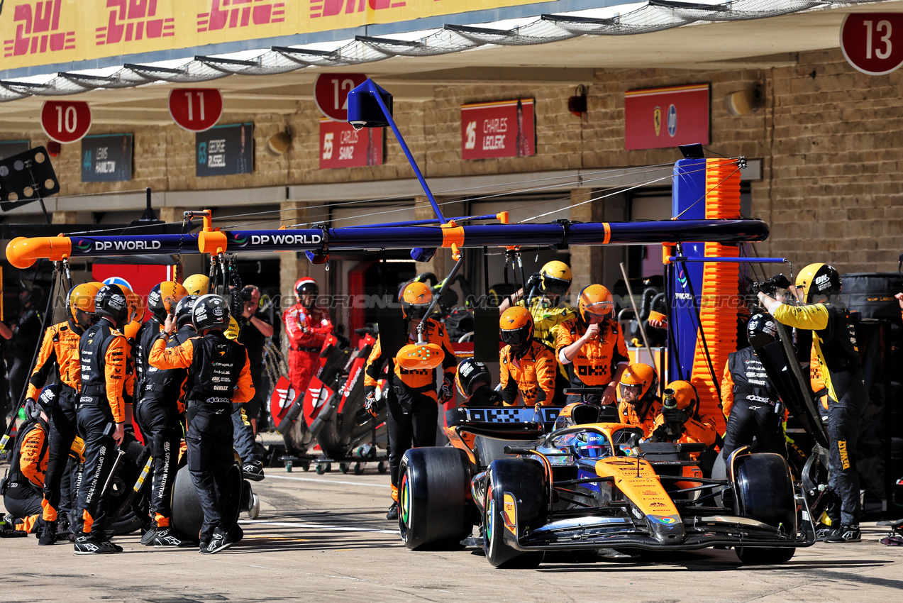 GP STATI UNITI, Oscar Piastri (AUS) McLaren MCL38 makes a pit stop.

20.10.2024. Formula 1 World Championship, Rd 19, United States Grand Prix, Austin, Texas, USA, Gara Day.

- www.xpbimages.com, EMail: requests@xpbimages.com © Copyright: Batchelor / XPB Images