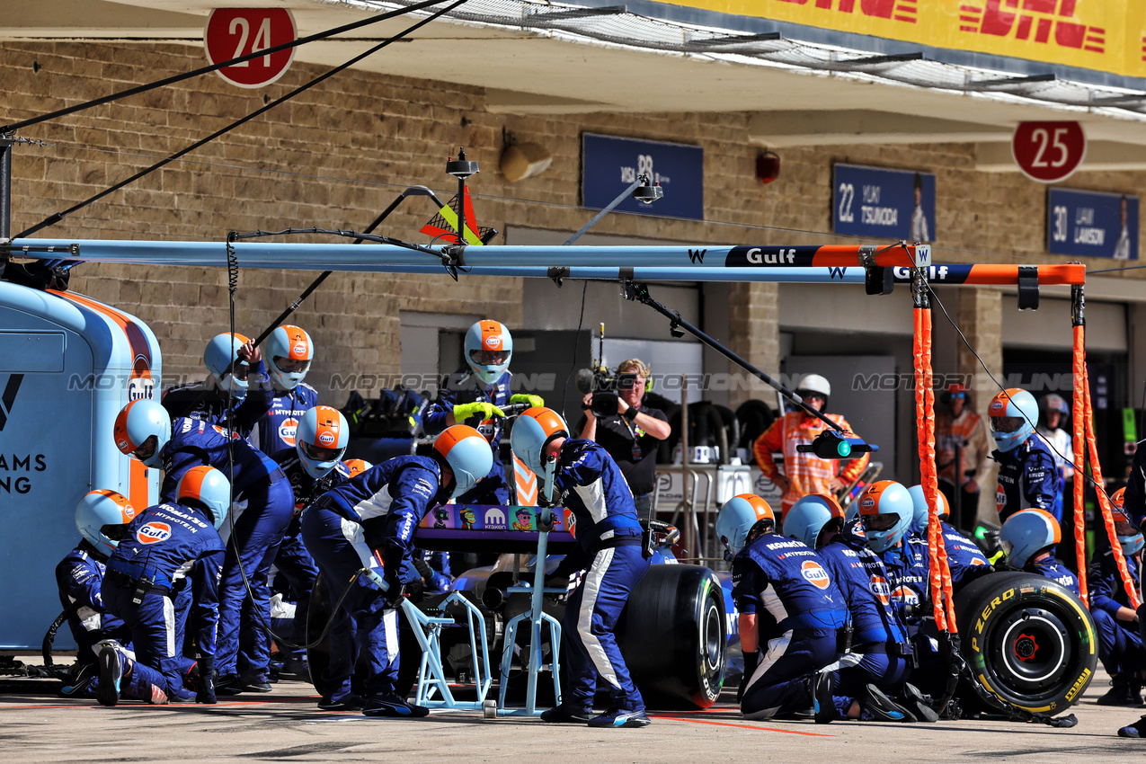 GP STATI UNITI, Alexander Albon (THA) Williams Racing FW46 makes a pit stop.

20.10.2024. Formula 1 World Championship, Rd 19, United States Grand Prix, Austin, Texas, USA, Gara Day.

- www.xpbimages.com, EMail: requests@xpbimages.com © Copyright: Batchelor / XPB Images