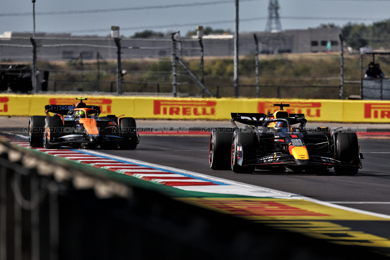 GP STATI UNITI, Max Verstappen (NLD) Red Bull Racing RB20 davanti a Lando Norris (GBR) McLaren MCL38.

20.10.2024. Formula 1 World Championship, Rd 19, United States Grand Prix, Austin, Texas, USA, Gara Day.

- www.xpbimages.com, EMail: requests@xpbimages.com © Copyright: Moy / XPB Images