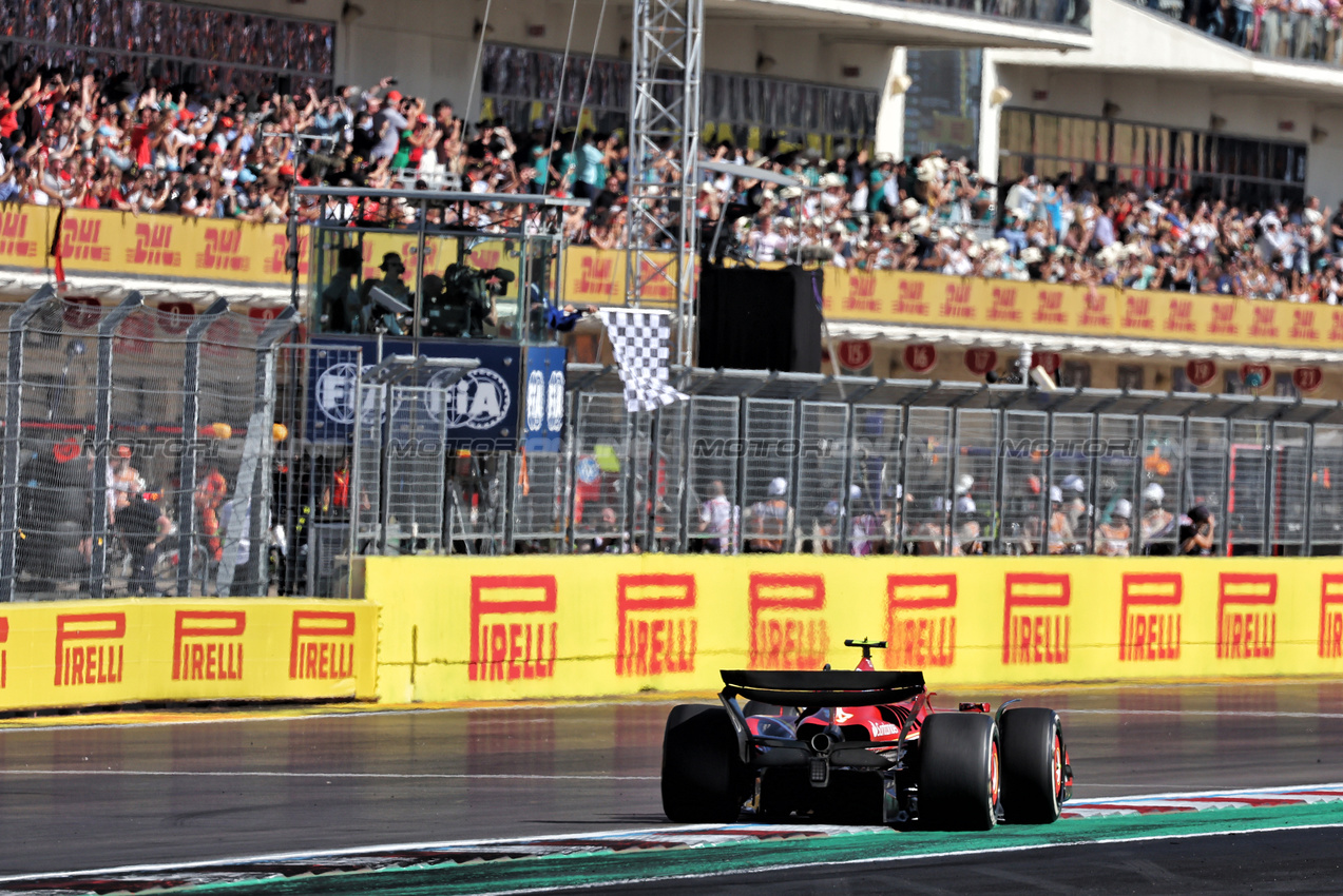 GP STATI UNITI, Second placed Carlos Sainz Jr (ESP) Ferrari SF-24 takes the chequered flag at the end of the race.

20.10.2024. Formula 1 World Championship, Rd 19, United States Grand Prix, Austin, Texas, USA, Gara Day.

- www.xpbimages.com, EMail: requests@xpbimages.com © Copyright: Moy / XPB Images