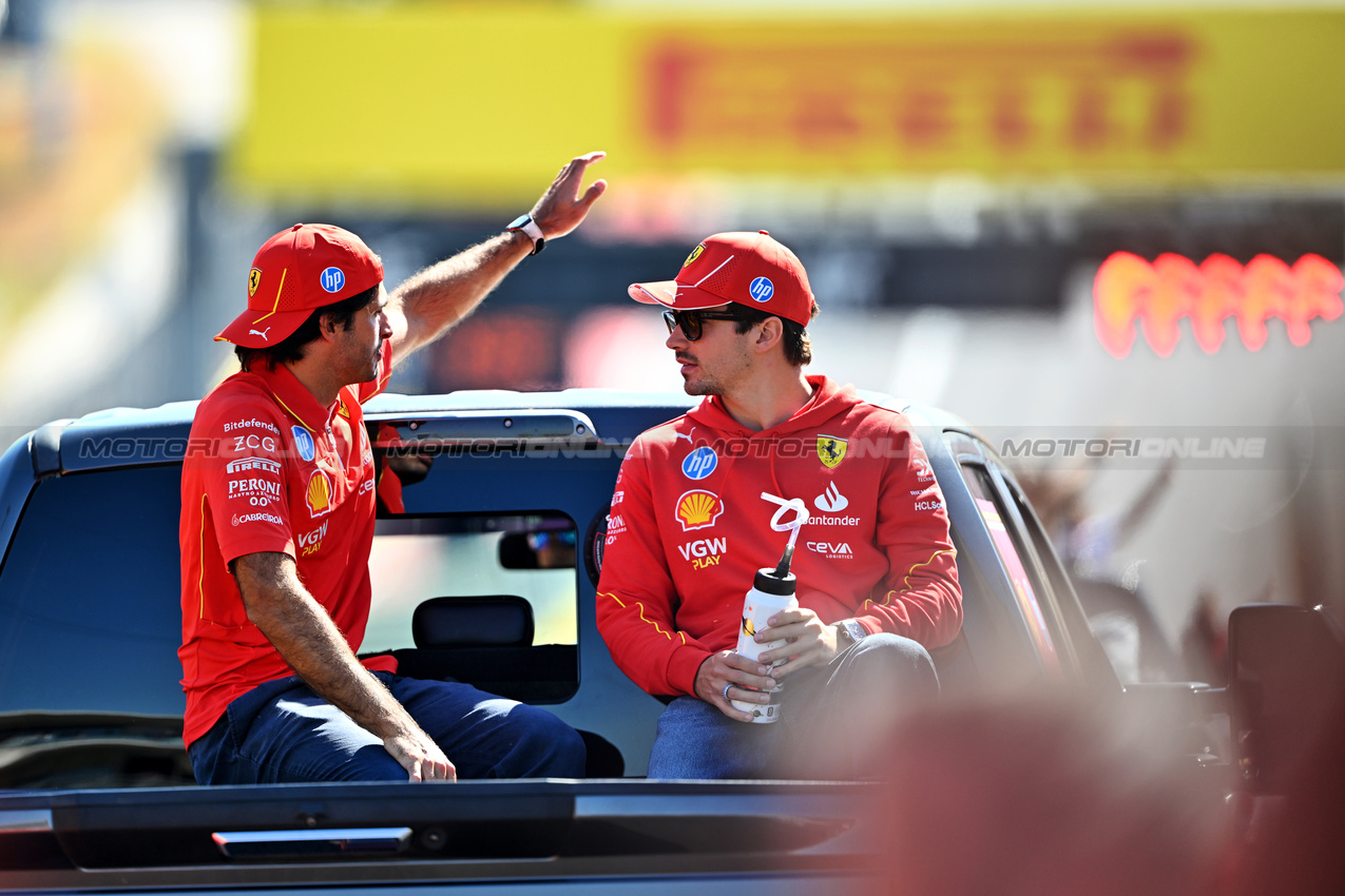 GP STATI UNITI, (L to R): Carlos Sainz Jr (ESP) Ferrari e Charles Leclerc (MON) Ferrari on the drivers' parade.

20.10.2024. Formula 1 World Championship, Rd 19, United States Grand Prix, Austin, Texas, USA, Gara Day.

- www.xpbimages.com, EMail: requests@xpbimages.com © Copyright: Price / XPB Images