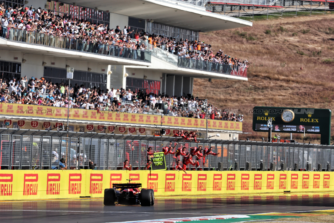 GP STATI UNITI, Second placed Carlos Sainz Jr (ESP) Ferrari SF-24 at the end of the race.

20.10.2024. Formula 1 World Championship, Rd 19, United States Grand Prix, Austin, Texas, USA, Gara Day.

- www.xpbimages.com, EMail: requests@xpbimages.com © Copyright: Moy / XPB Images