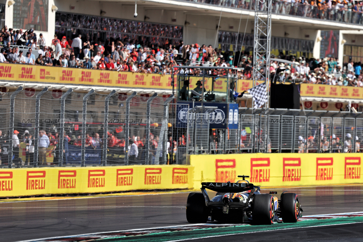 GP STATI UNITI, Esteban Ocon (FRA) Alpine F1 Team A524 takes the chequered flag at the end of the race.

20.10.2024. Formula 1 World Championship, Rd 19, United States Grand Prix, Austin, Texas, USA, Gara Day.

- www.xpbimages.com, EMail: requests@xpbimages.com © Copyright: Moy / XPB Images