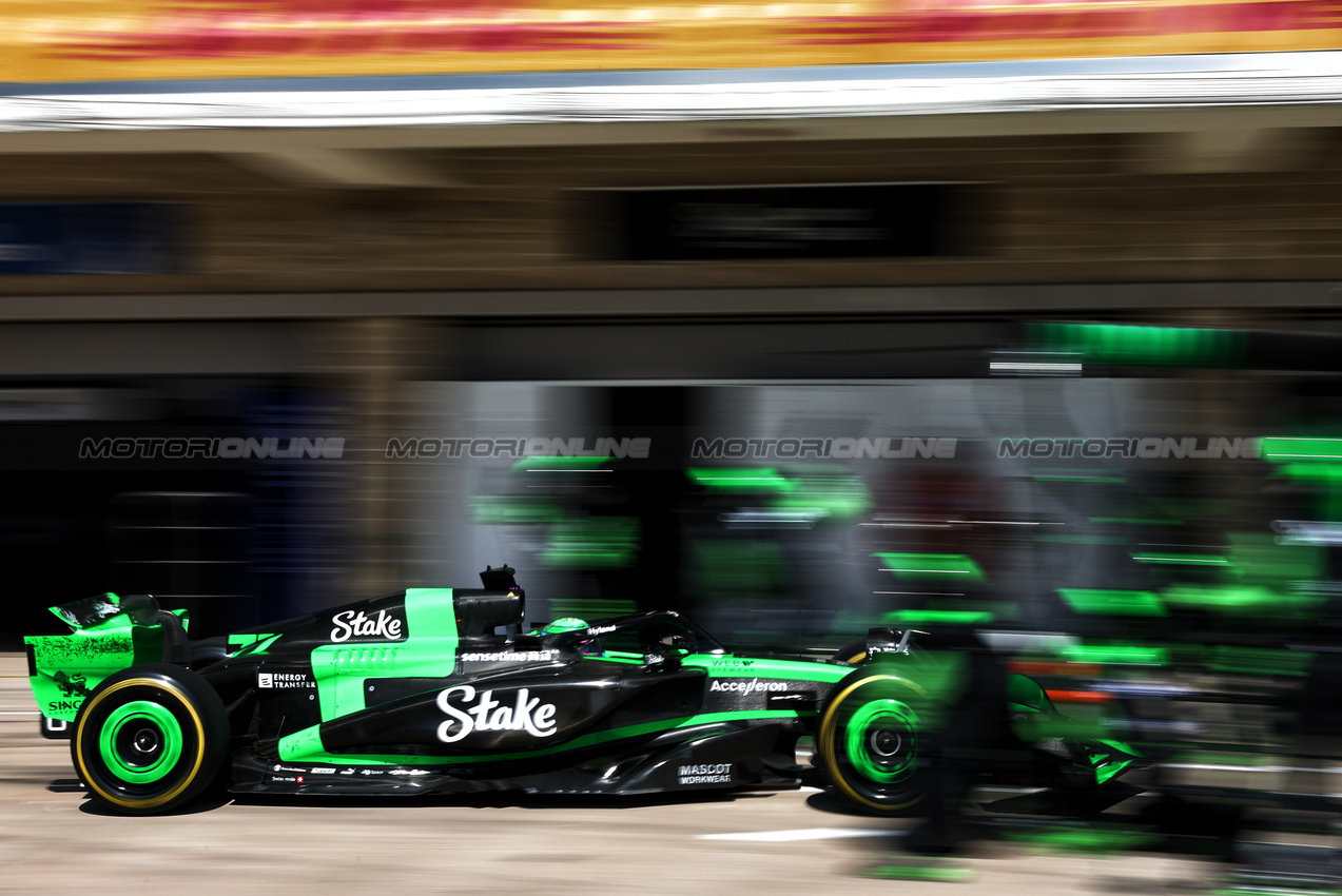 GP STATI UNITI, Valtteri Bottas (FIN) Sauber C44 makes a pit stop.

20.10.2024. Formula 1 World Championship, Rd 19, United States Grand Prix, Austin, Texas, USA, Gara Day.

- www.xpbimages.com, EMail: requests@xpbimages.com © Copyright: Batchelor / XPB Images