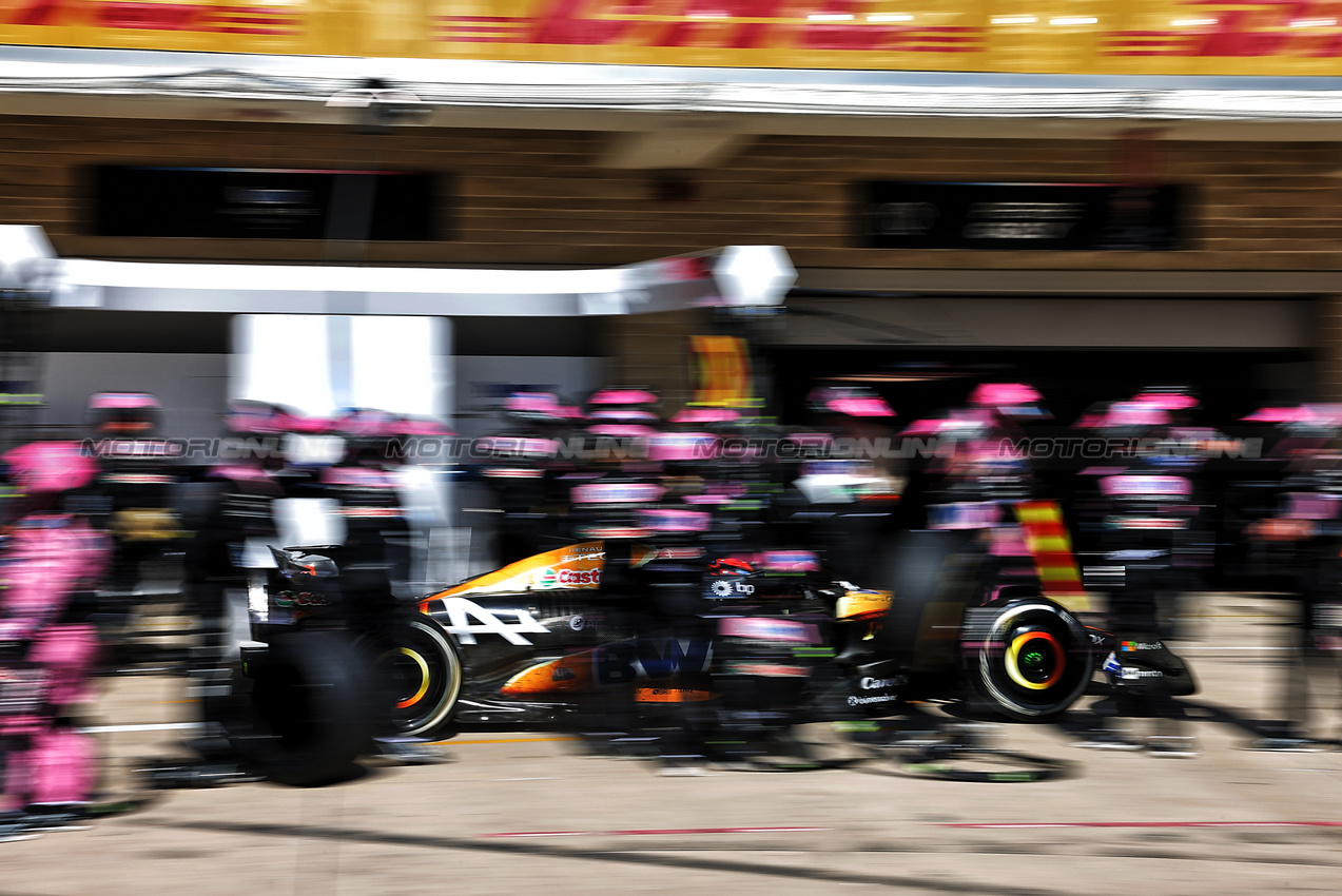 GP STATI UNITI, Esteban Ocon (FRA) Alpine F1 Team A524 makes a pit stop.

20.10.2024. Formula 1 World Championship, Rd 19, United States Grand Prix, Austin, Texas, USA, Gara Day.

- www.xpbimages.com, EMail: requests@xpbimages.com © Copyright: Batchelor / XPB Images