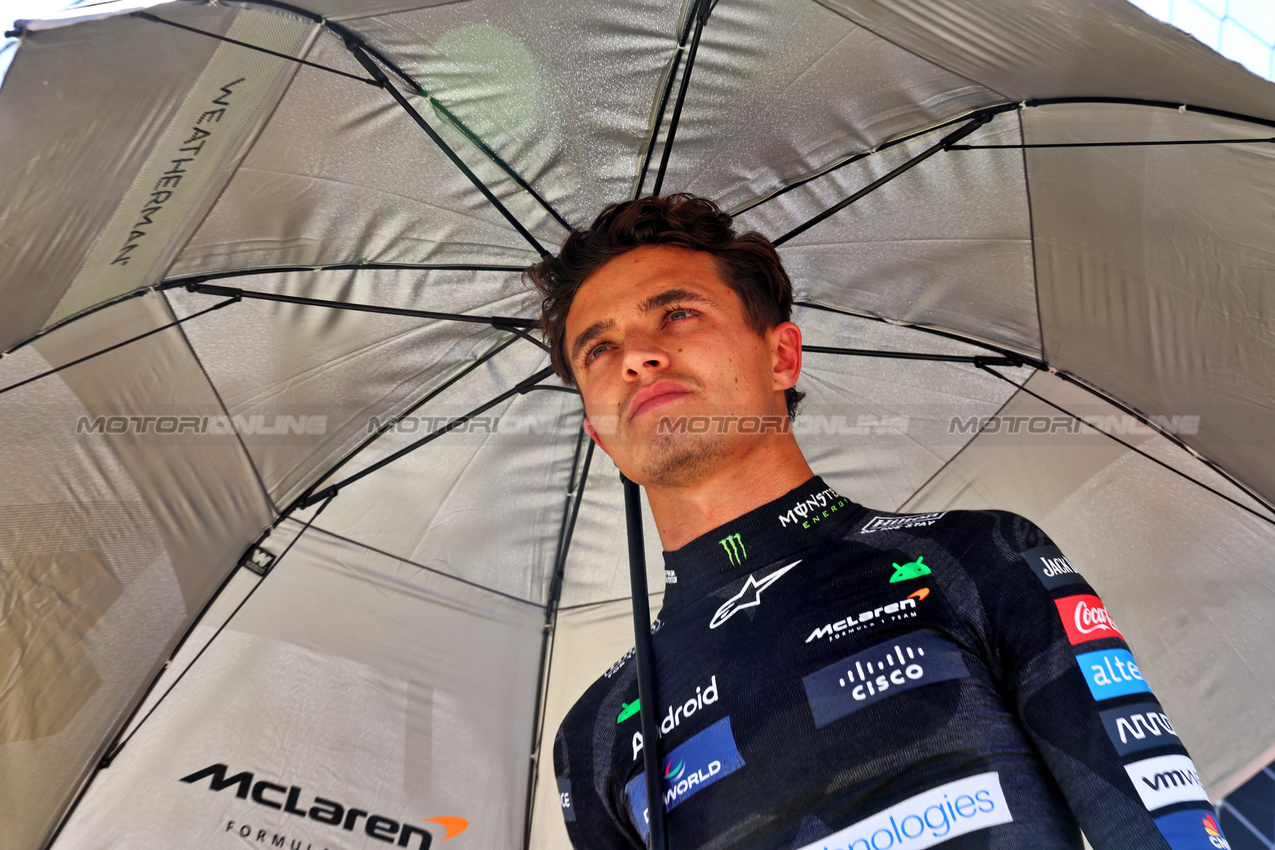 GP STATI UNITI, Lando Norris (GBR) McLaren on the grid.

20.10.2024. Formula 1 World Championship, Rd 19, United States Grand Prix, Austin, Texas, USA, Gara Day.

- www.xpbimages.com, EMail: requests@xpbimages.com © Copyright: Batchelor / XPB Images