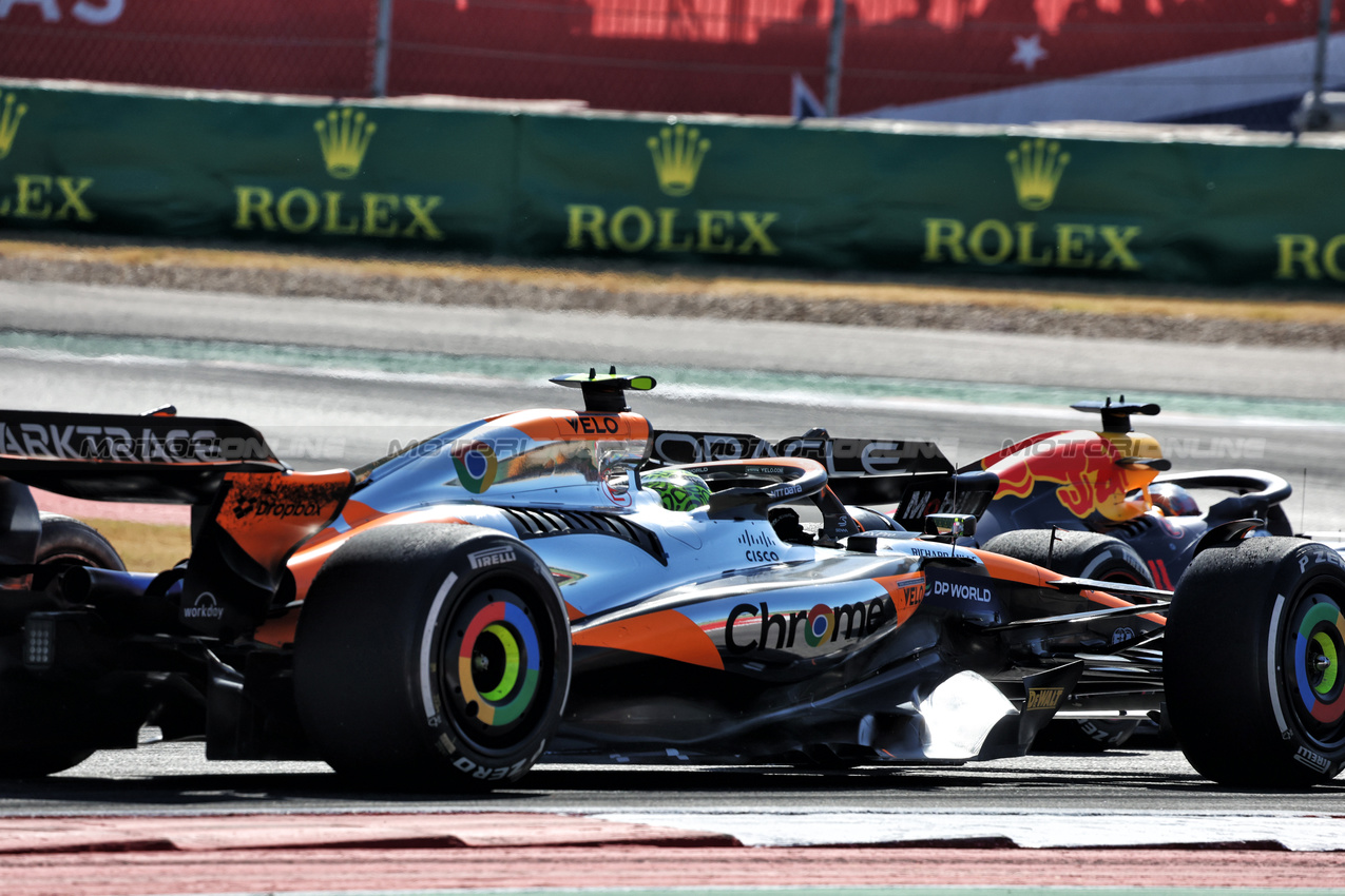 GP STATI UNITI, Max Verstappen (NLD) Red Bull Racing RB20 e Lando Norris (GBR) McLaren MCL38 battle for position.

20.10.2024. Formula 1 World Championship, Rd 19, United States Grand Prix, Austin, Texas, USA, Gara Day.

- www.xpbimages.com, EMail: requests@xpbimages.com © Copyright: Bearne / XPB Images