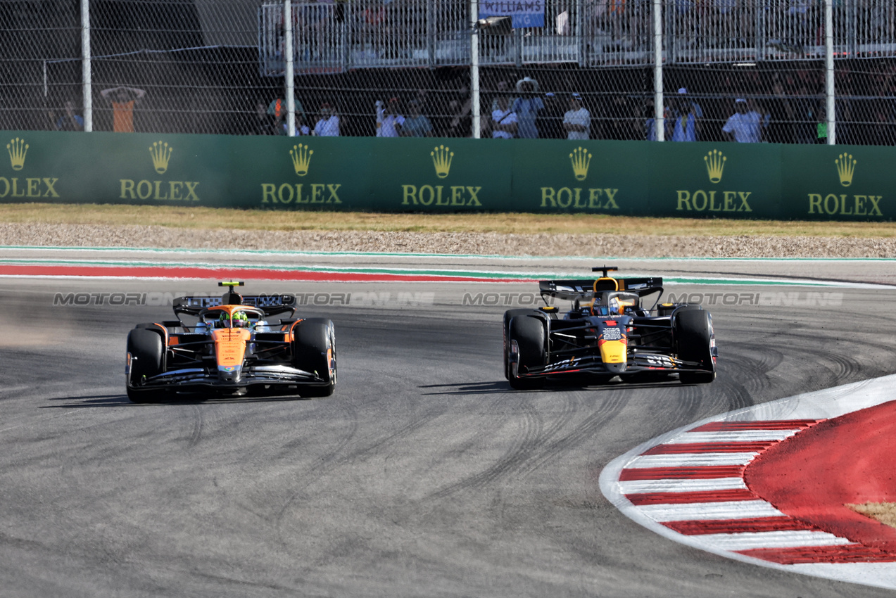 GP STATI UNITI, Max Verstappen (NLD) Red Bull Racing RB20 e Lando Norris (GBR) McLaren MCL38 battle for position.

20.10.2024. Formula 1 World Championship, Rd 19, United States Grand Prix, Austin, Texas, USA, Gara Day.

- www.xpbimages.com, EMail: requests@xpbimages.com © Copyright: Bearne / XPB Images