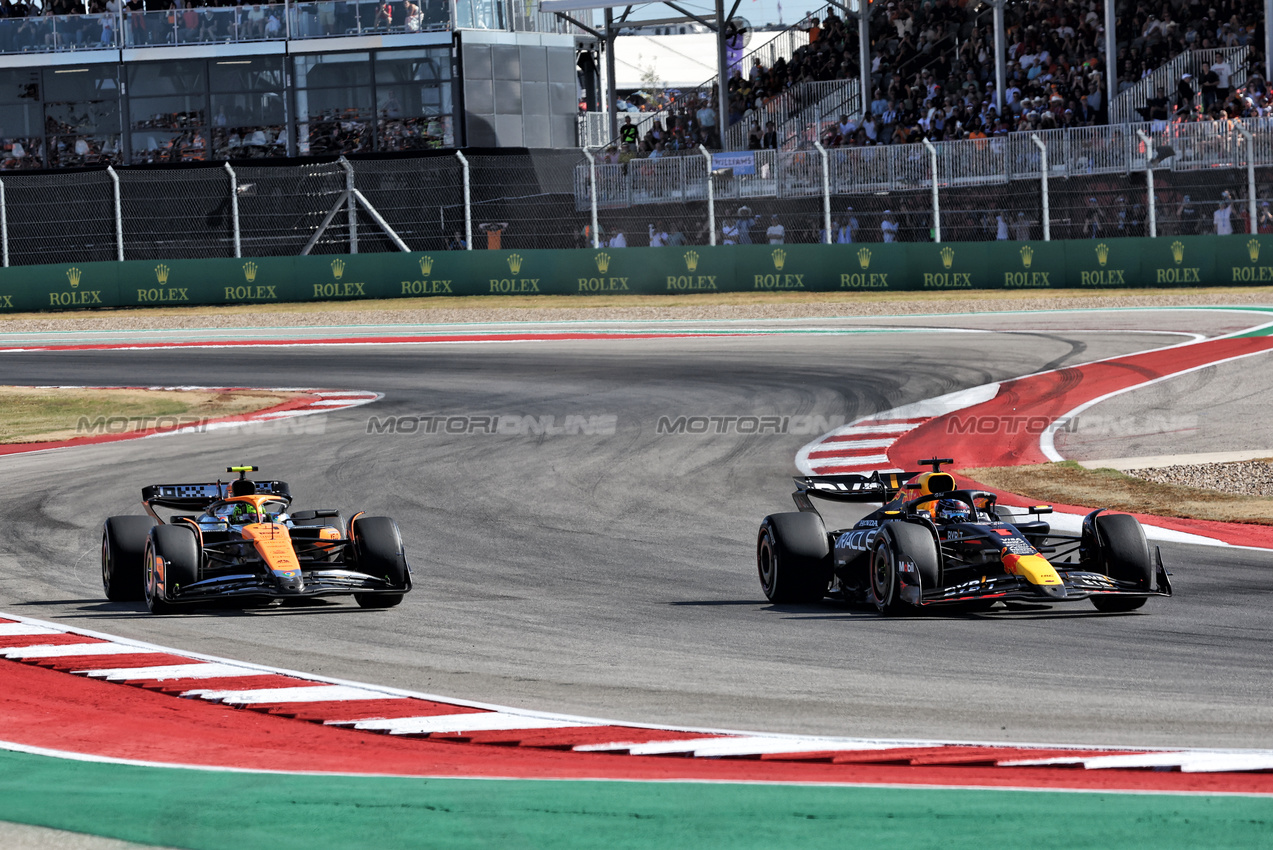 GP STATI UNITI, Max Verstappen (NLD) Red Bull Racing RB20 e Lando Norris (GBR) McLaren MCL38 battle for position.

20.10.2024. Formula 1 World Championship, Rd 19, United States Grand Prix, Austin, Texas, USA, Gara Day.

- www.xpbimages.com, EMail: requests@xpbimages.com © Copyright: Bearne / XPB Images