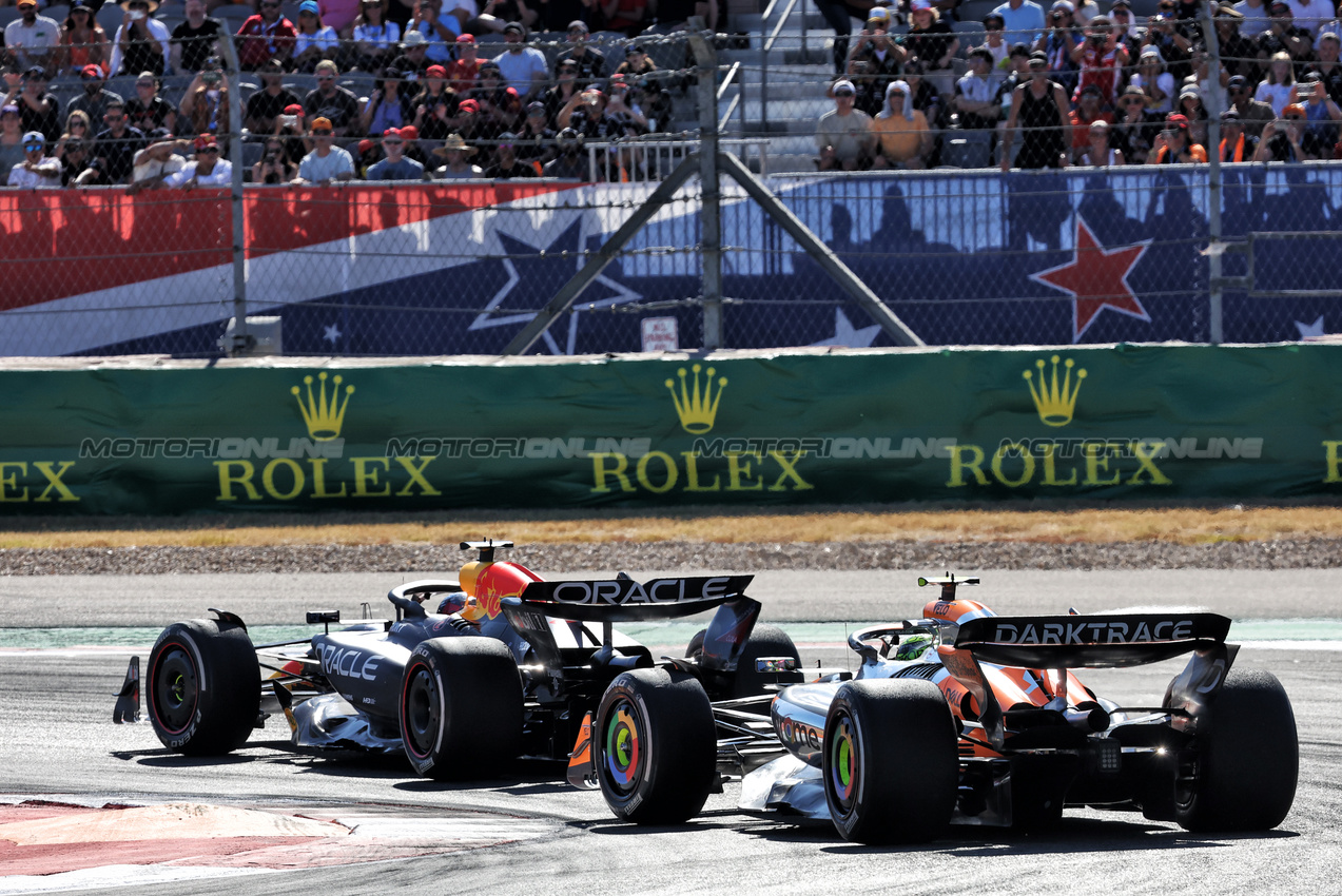 GP STATI UNITI, Max Verstappen (NLD) Red Bull Racing RB20 e Lando Norris (GBR) McLaren MCL38 battle for position.

20.10.2024. Formula 1 World Championship, Rd 19, United States Grand Prix, Austin, Texas, USA, Gara Day.

- www.xpbimages.com, EMail: requests@xpbimages.com © Copyright: Bearne / XPB Images