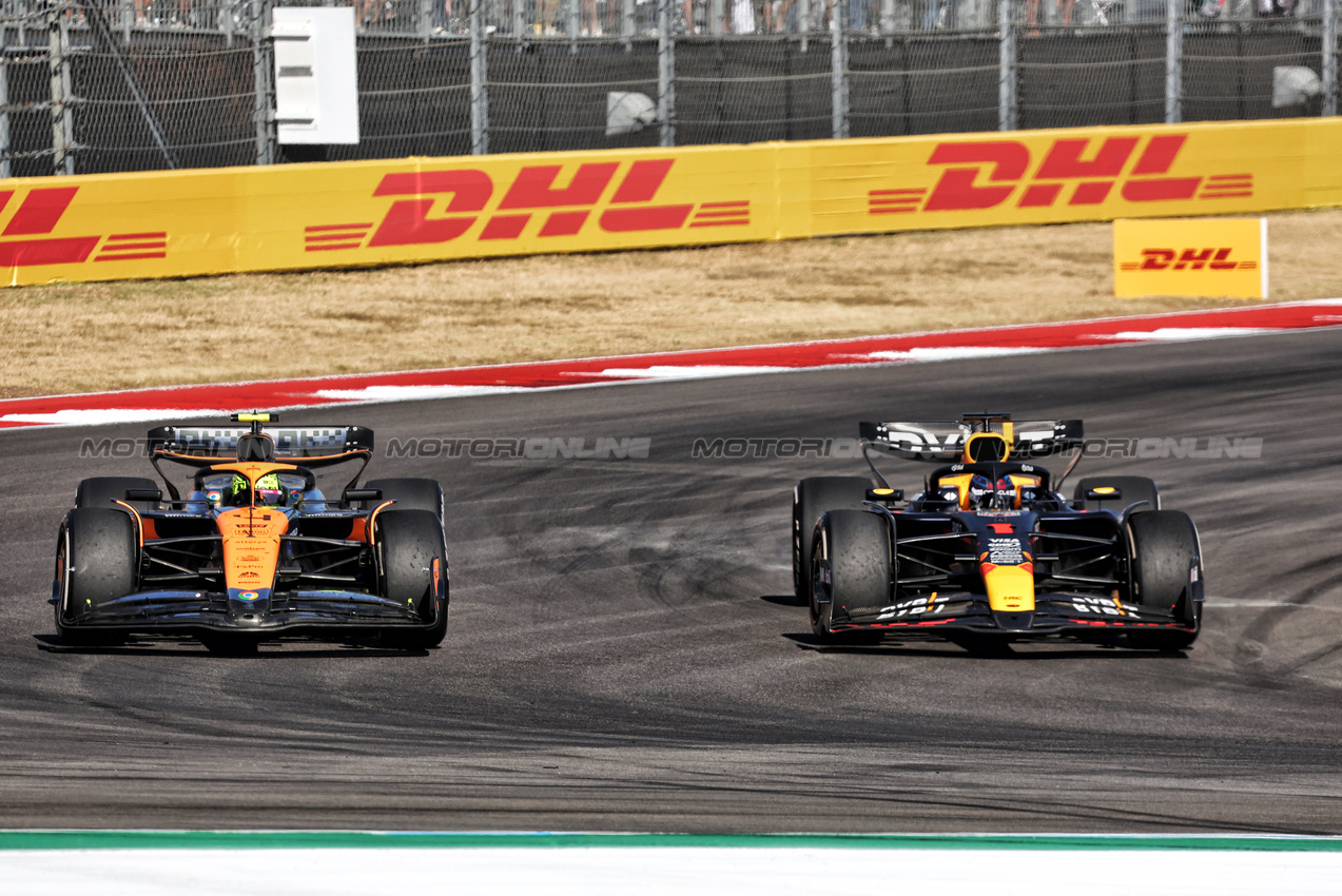 GP STATI UNITI, Lando Norris (GBR) McLaren MCL38 e Max Verstappen (NLD) Red Bull Racing RB20 battle for position.

20.10.2024. Formula 1 World Championship, Rd 19, United States Grand Prix, Austin, Texas, USA, Gara Day.

- www.xpbimages.com, EMail: requests@xpbimages.com © Copyright: Bearne / XPB Images