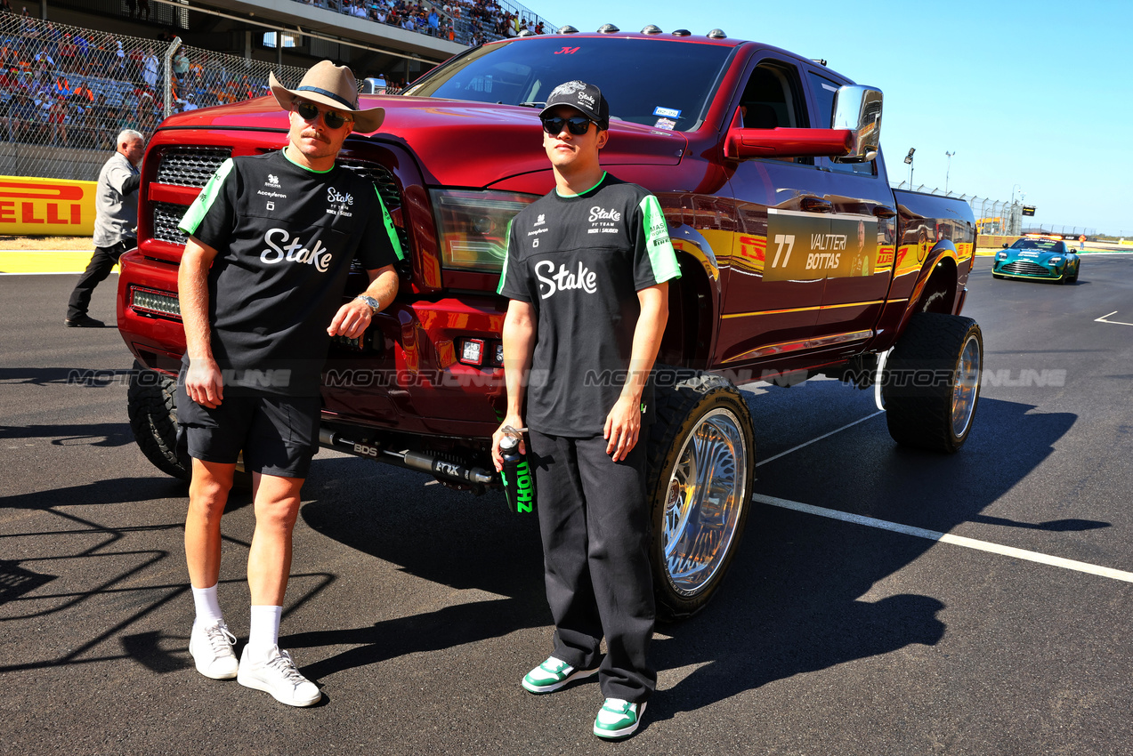 GP STATI UNITI, (L to R): Valtteri Bottas (FIN) Sauber e Zhou Guanyu (CHN) Sauber on the drivers' parade.

20.10.2024. Formula 1 World Championship, Rd 19, United States Grand Prix, Austin, Texas, USA, Gara Day.

- www.xpbimages.com, EMail: requests@xpbimages.com © Copyright: Batchelor / XPB Images