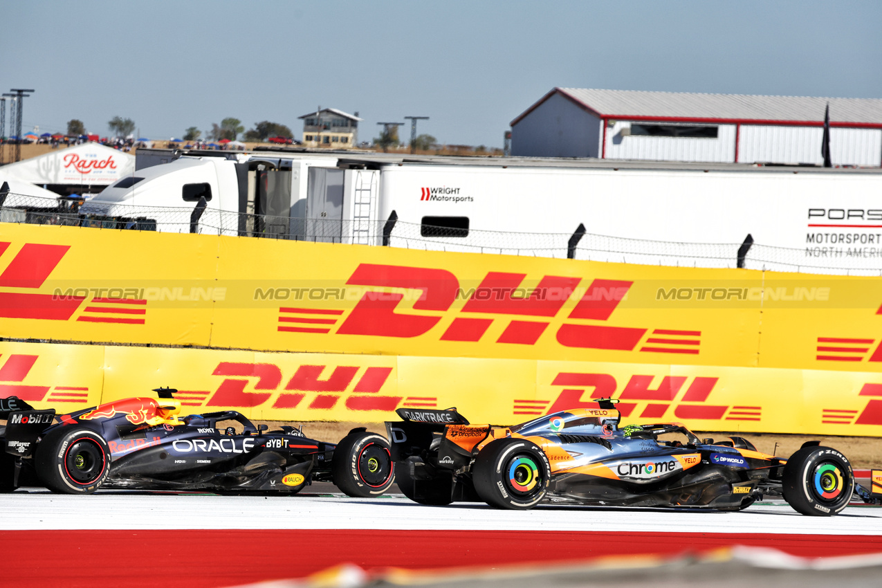 GP STATI UNITI, Lando Norris (GBR) McLaren MCL38 e Max Verstappen (NLD) Red Bull Racing RB20 battle for position.

20.10.2024. Formula 1 World Championship, Rd 19, United States Grand Prix, Austin, Texas, USA, Gara Day.

- www.xpbimages.com, EMail: requests@xpbimages.com © Copyright: Bearne / XPB Images