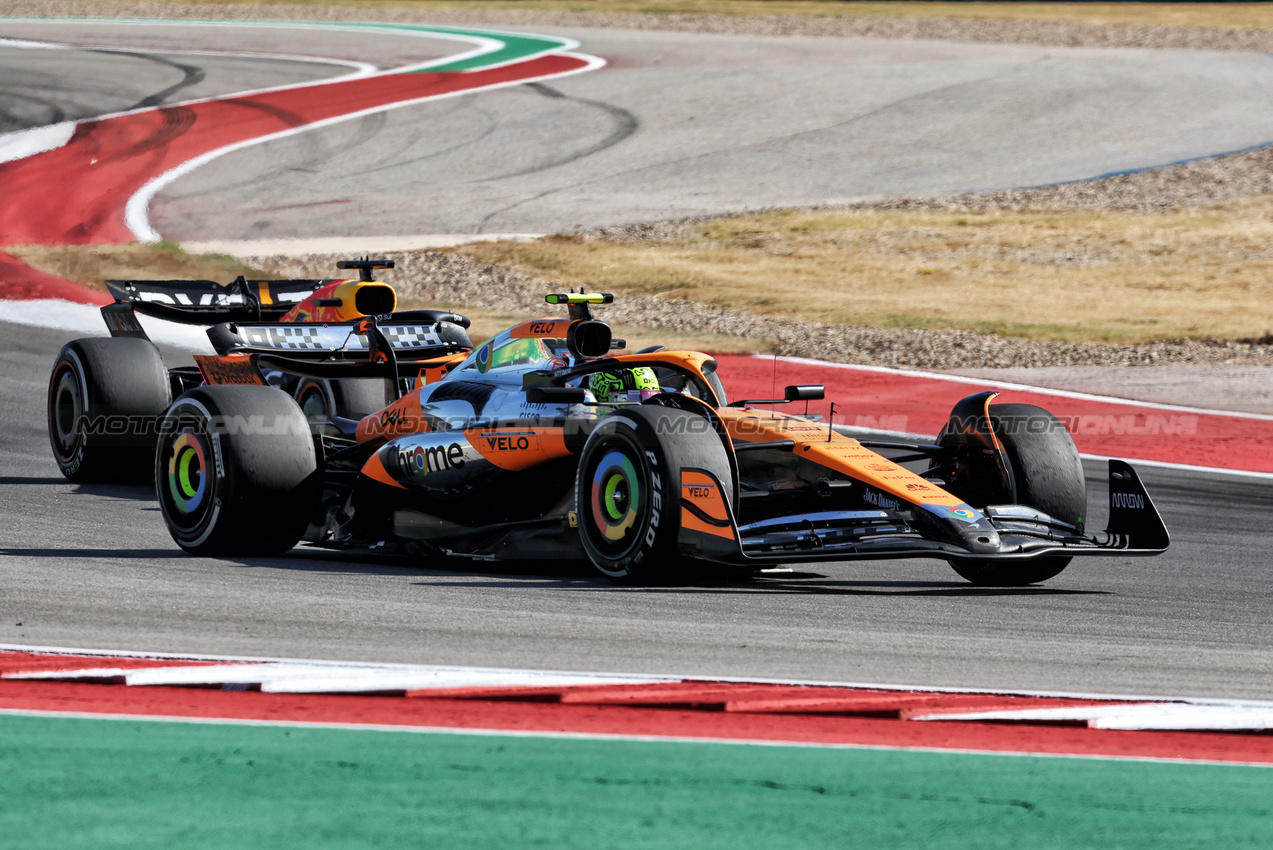 GP STATI UNITI, Lando Norris (GBR) McLaren MCL38 e Max Verstappen (NLD) Red Bull Racing RB20 battle for position.

20.10.2024. Formula 1 World Championship, Rd 19, United States Grand Prix, Austin, Texas, USA, Gara Day.

- www.xpbimages.com, EMail: requests@xpbimages.com © Copyright: Bearne / XPB Images