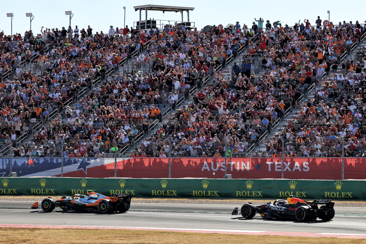 GP STATI UNITI, Lando Norris (GBR) McLaren MCL38 e Max Verstappen (NLD) Red Bull Racing RB20 battle for position.

20.10.2024. Formula 1 World Championship, Rd 19, United States Grand Prix, Austin, Texas, USA, Gara Day.

- www.xpbimages.com, EMail: requests@xpbimages.com © Copyright: Bearne / XPB Images