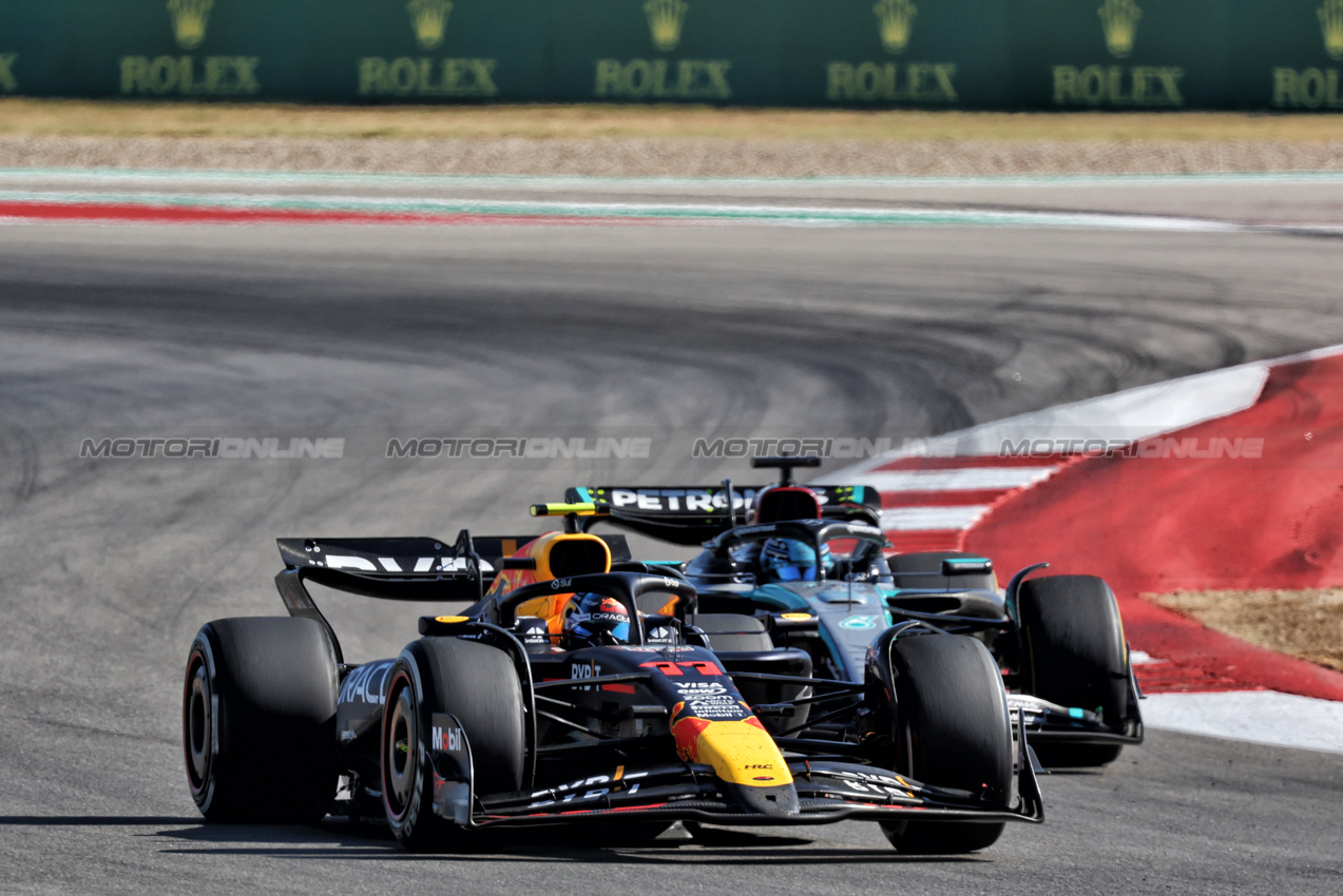 GP STATI UNITI, Sergio Perez (MEX) Red Bull Racing RB20 e George Russell (GBR) Mercedes AMG F1 W15 battle for position.

20.10.2024. Formula 1 World Championship, Rd 19, United States Grand Prix, Austin, Texas, USA, Gara Day.

- www.xpbimages.com, EMail: requests@xpbimages.com © Copyright: Bearne / XPB Images