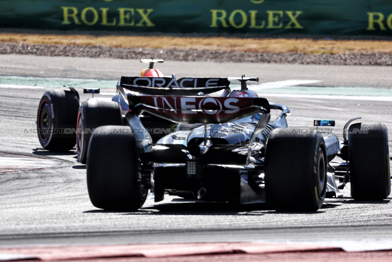 GP STATI UNITI, Sergio Perez (MEX) Red Bull Racing RB20 e George Russell (GBR) Mercedes AMG F1 W15 battle for position.

20.10.2024. Formula 1 World Championship, Rd 19, United States Grand Prix, Austin, Texas, USA, Gara Day.

- www.xpbimages.com, EMail: requests@xpbimages.com © Copyright: Bearne / XPB Images