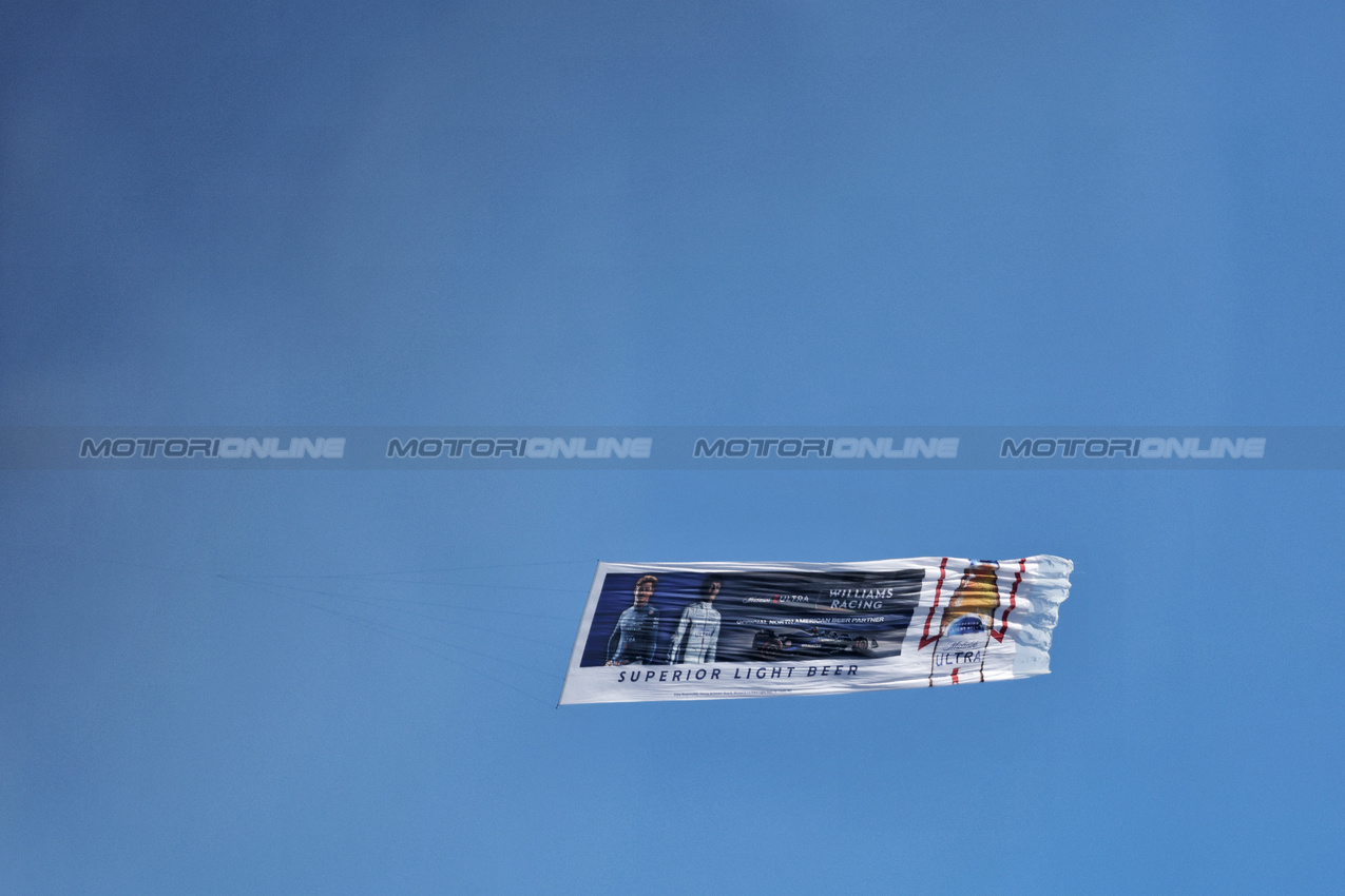 GP STATI UNITI, Williams Racing airplane banner.

20.10.2024. Formula 1 World Championship, Rd 19, United States Grand Prix, Austin, Texas, USA, Gara Day.

- www.xpbimages.com, EMail: requests@xpbimages.com © Copyright: Bearne / XPB Images