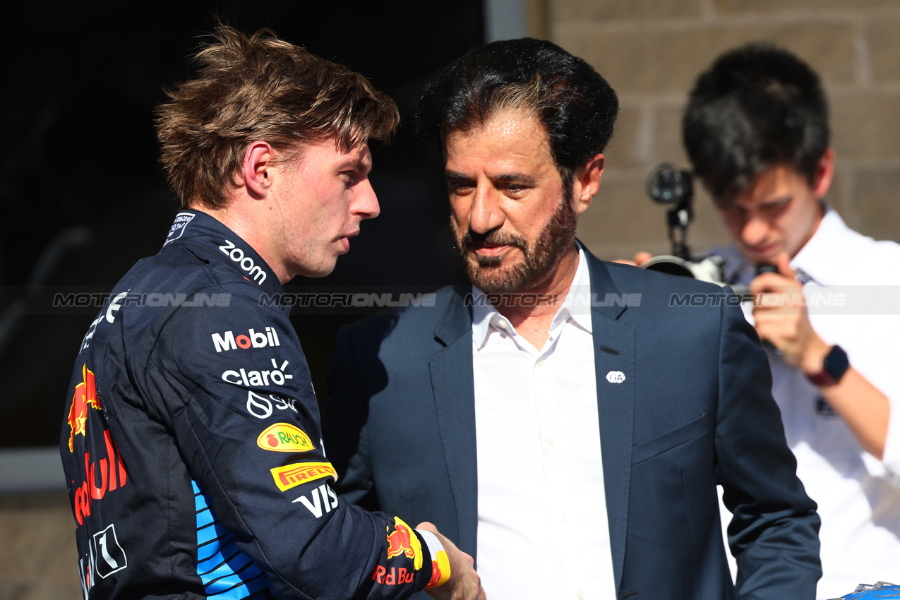 GP STATI UNITI, 3rd place Max Verstappen (NLD) Red Bull Racing with Mohammed Bin Sulayem (UAE) FIA President.
20.10.2024. Formula 1 World Championship, Rd 19, United States Grand Prix, Austin, Texas, USA, Gara Day.
- www.xpbimages.com, EMail: requests@xpbimages.com © Copyright: Batchelor / XPB Images