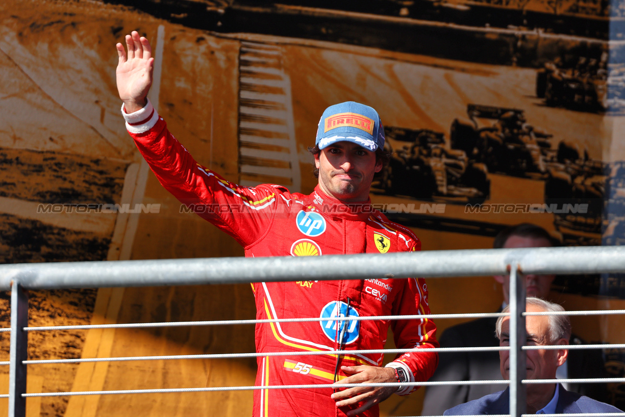 GP STATI UNITI, Carlos Sainz Jr (ESP) Ferrari celebrates his second position on the podium.

20.10.2024. Formula 1 World Championship, Rd 19, United States Grand Prix, Austin, Texas, USA, Gara Day.

 - www.xpbimages.com, EMail: requests@xpbimages.com © Copyright: Coates / XPB Images