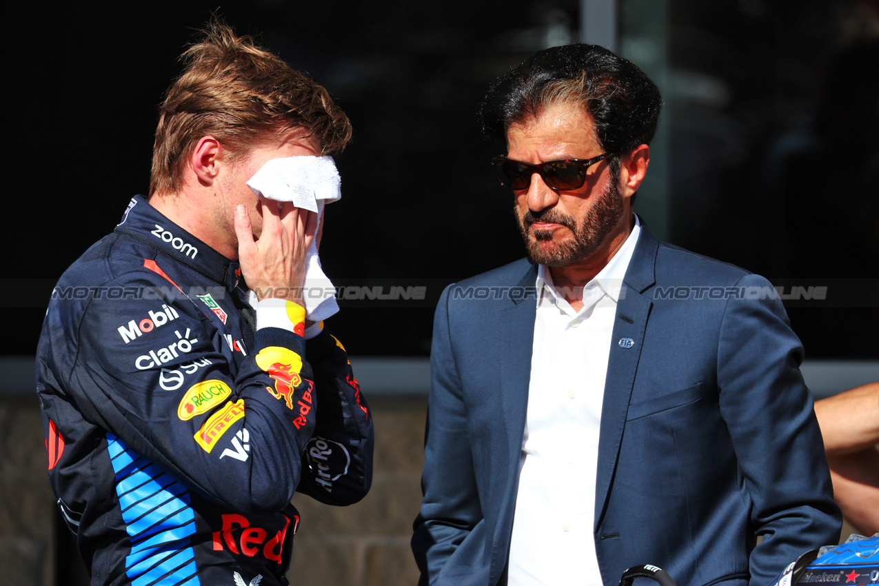 GP STATI UNITI, (L to R): third [placed Max Verstappen (NLD) Red Bull Racing with Mohammed Bin Sulayem (UAE) FIA President in parc ferme.

20.10.2024. Formula 1 World Championship, Rd 19, United States Grand Prix, Austin, Texas, USA, Gara Day.

 - www.xpbimages.com, EMail: requests@xpbimages.com © Copyright: Coates / XPB Images