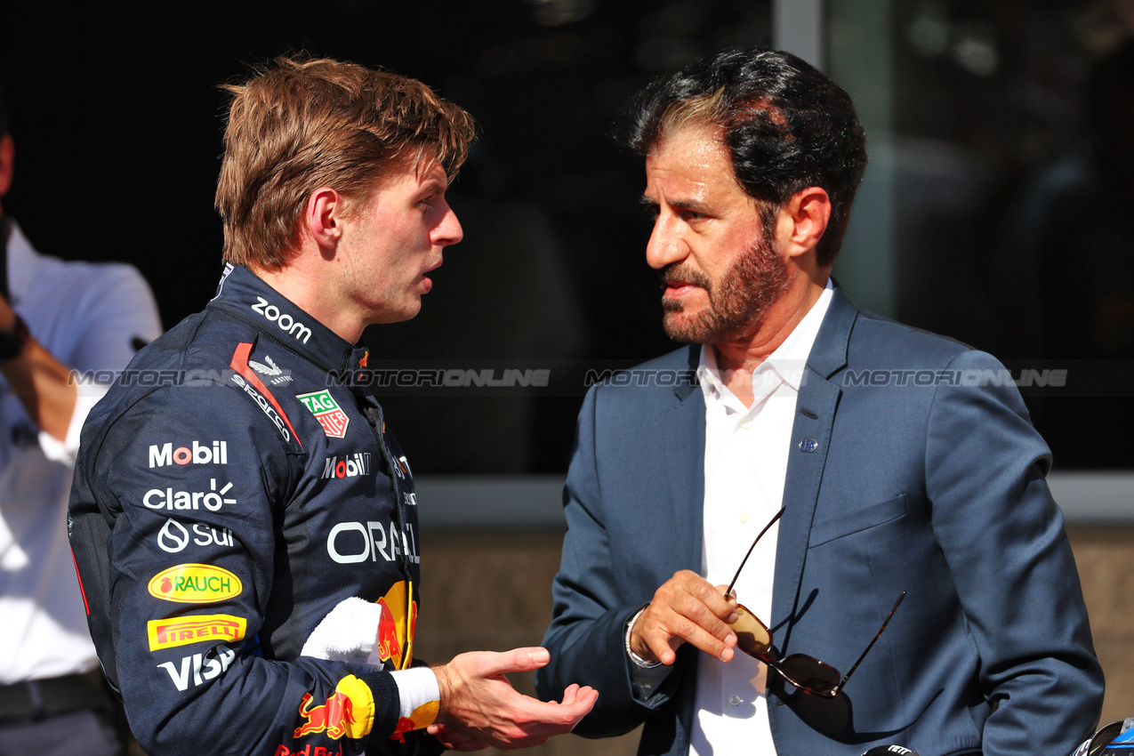 GP STATI UNITI, (L to R): third [placed Max Verstappen (NLD) Red Bull Racing with Mohammed Bin Sulayem (UAE) FIA President in parc ferme.

20.10.2024. Formula 1 World Championship, Rd 19, United States Grand Prix, Austin, Texas, USA, Gara Day.

 - www.xpbimages.com, EMail: requests@xpbimages.com © Copyright: Coates / XPB Images