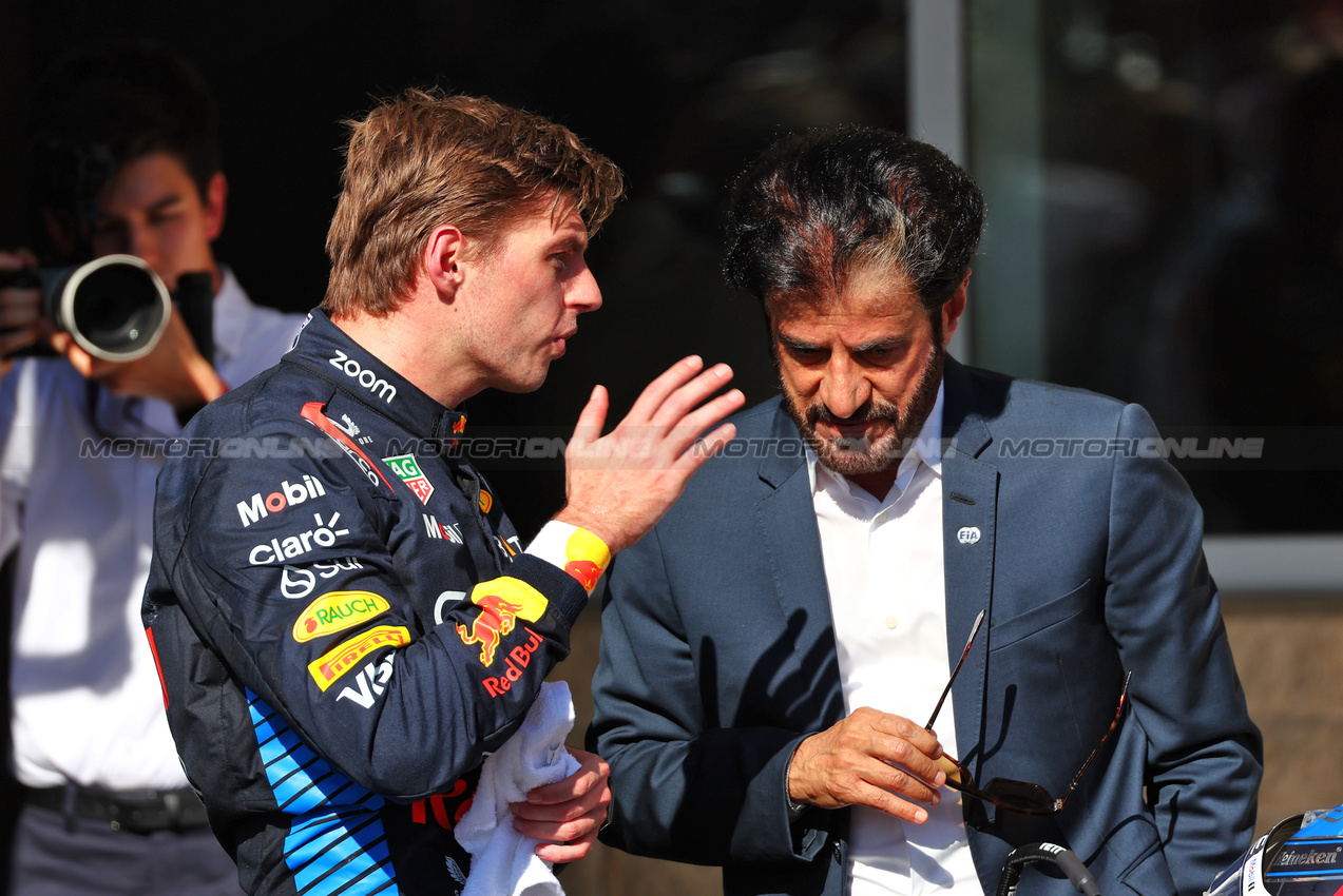 GP STATI UNITI, (L to R): third [placed Max Verstappen (NLD) Red Bull Racing with Mohammed Bin Sulayem (UAE) FIA President in parc ferme.

20.10.2024. Formula 1 World Championship, Rd 19, United States Grand Prix, Austin, Texas, USA, Gara Day.

 - www.xpbimages.com, EMail: requests@xpbimages.com © Copyright: Coates / XPB Images