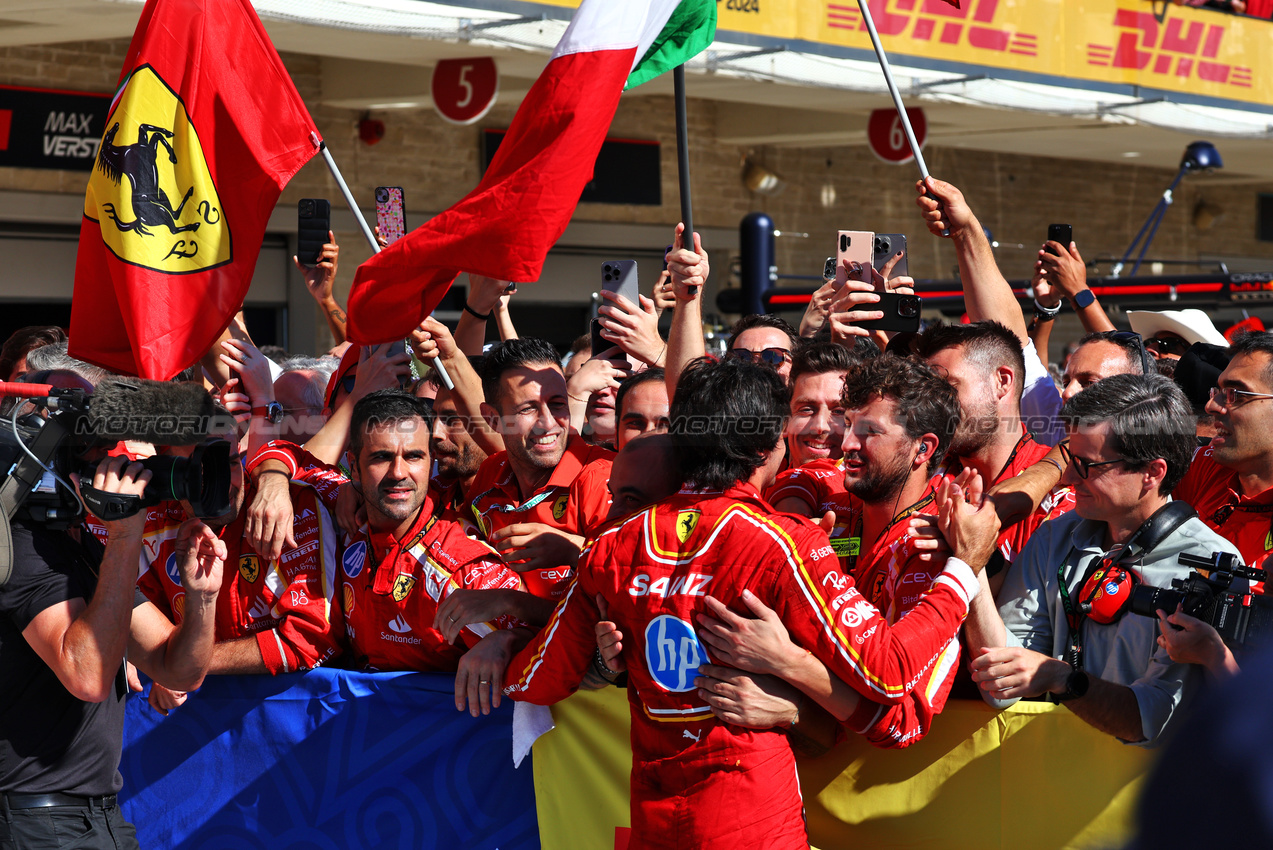 GP STATI UNITI, Carlos Sainz Jr (ESP) Ferrari celebrates his second position with the team in parc ferme.

20.10.2024. Formula 1 World Championship, Rd 19, United States Grand Prix, Austin, Texas, USA, Gara Day.

 - www.xpbimages.com, EMail: requests@xpbimages.com © Copyright: Coates / XPB Images