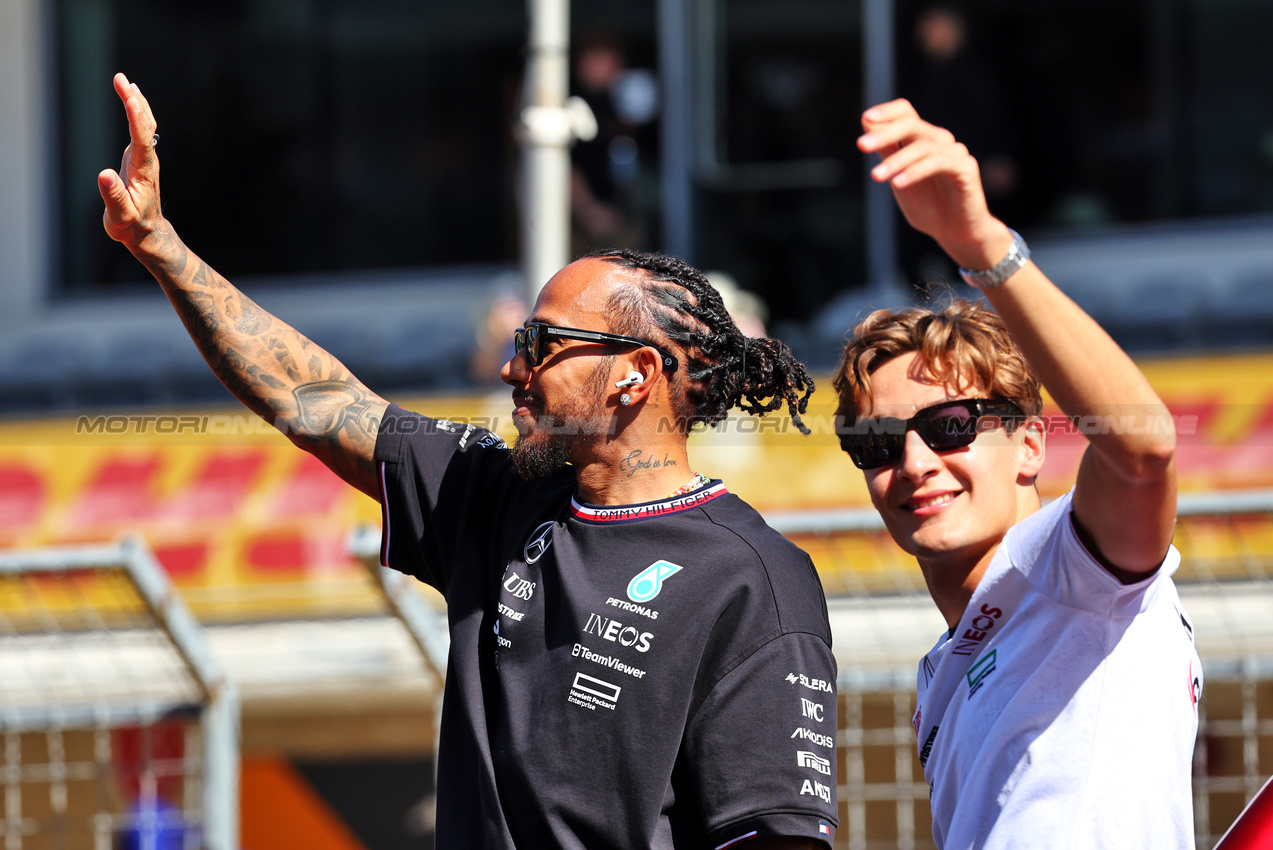 GP STATI UNITI, (L to R): Lewis Hamilton (GBR) Mercedes AMG F1 e George Russell (GBR) Mercedes AMG F1 on the drivers' parade.

20.10.2024. Formula 1 World Championship, Rd 19, United States Grand Prix, Austin, Texas, USA, Gara Day.

- www.xpbimages.com, EMail: requests@xpbimages.com © Copyright: Batchelor / XPB Images