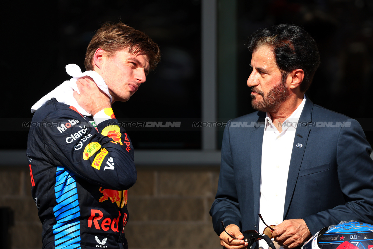 GP STATI UNITI, (L to R): third [placed Max Verstappen (NLD) Red Bull Racing with Mohammed Bin Sulayem (UAE) FIA President in parc ferme.

20.10.2024. Formula 1 World Championship, Rd 19, United States Grand Prix, Austin, Texas, USA, Gara Day.

 - www.xpbimages.com, EMail: requests@xpbimages.com © Copyright: Coates / XPB Images