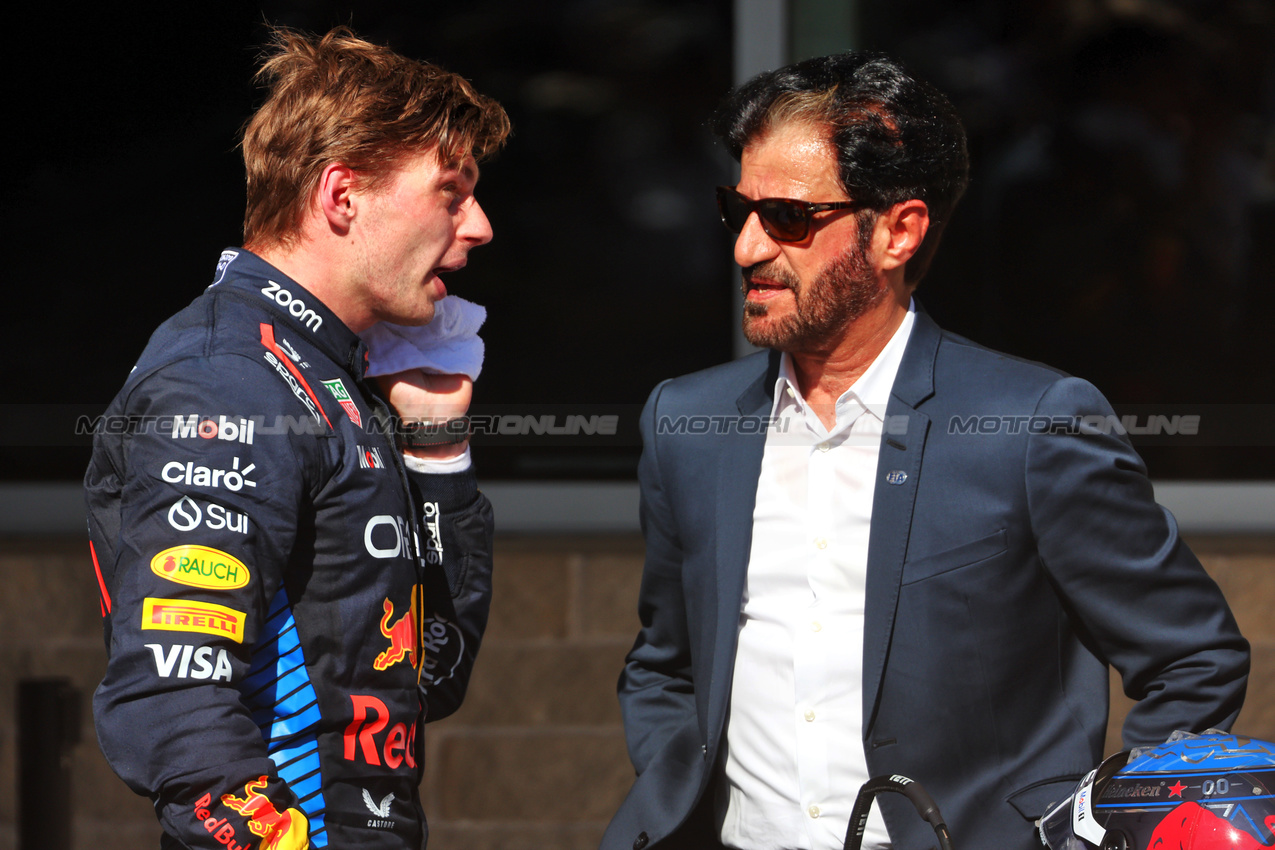 GP STATI UNITI, (L to R): third [placed Max Verstappen (NLD) Red Bull Racing with Mohammed Bin Sulayem (UAE) FIA President in parc ferme.

20.10.2024. Formula 1 World Championship, Rd 19, United States Grand Prix, Austin, Texas, USA, Gara Day.

 - www.xpbimages.com, EMail: requests@xpbimages.com © Copyright: Coates / XPB Images