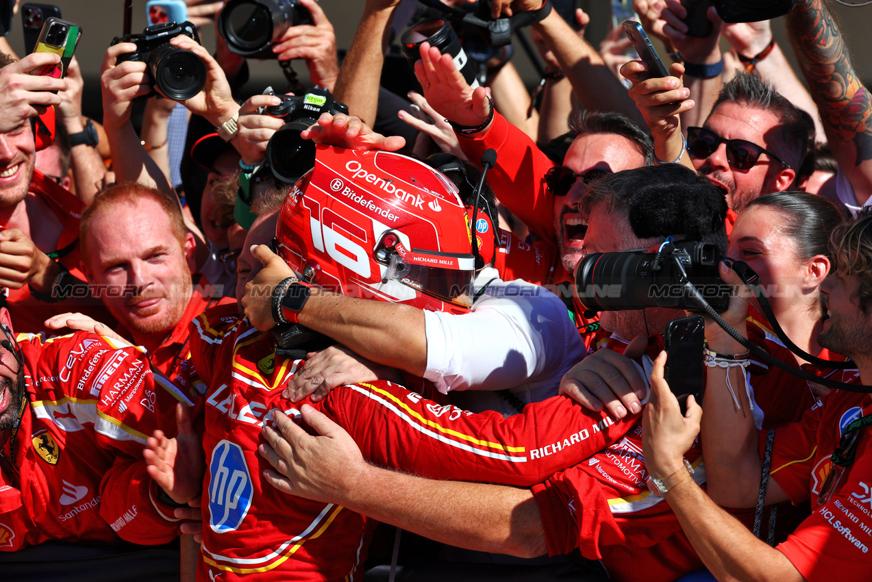 GP STATI UNITI, Gara winner Charles Leclerc (MON) Ferrari celebrates with the team in parc ferme.

20.10.2024. Formula 1 World Championship, Rd 19, United States Grand Prix, Austin, Texas, USA, Gara Day.

 - www.xpbimages.com, EMail: requests@xpbimages.com © Copyright: Coates / XPB Images