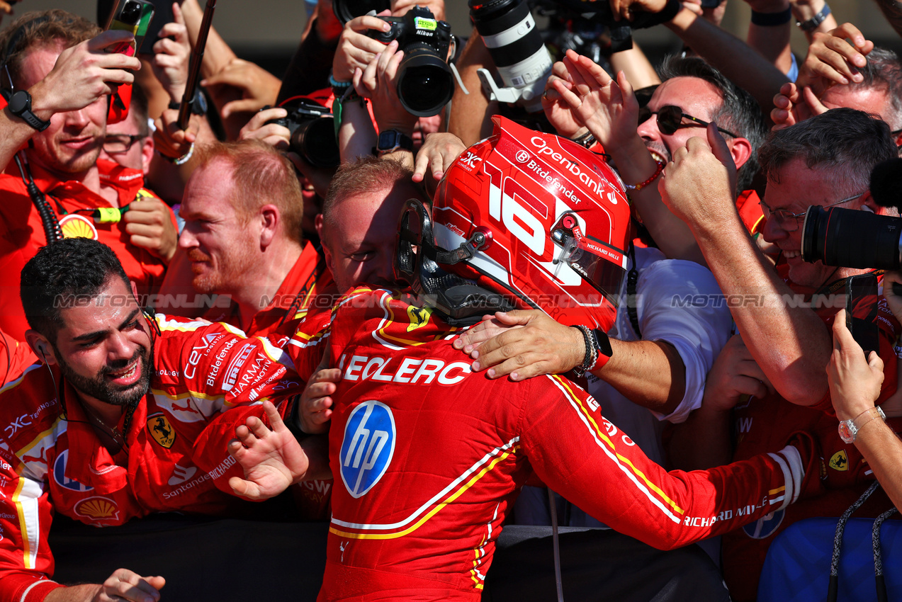 GP STATI UNITI, Gara winner Charles Leclerc (MON) Ferrari celebrates with the team in parc ferme.

20.10.2024. Formula 1 World Championship, Rd 19, United States Grand Prix, Austin, Texas, USA, Gara Day.

 - www.xpbimages.com, EMail: requests@xpbimages.com © Copyright: Coates / XPB Images