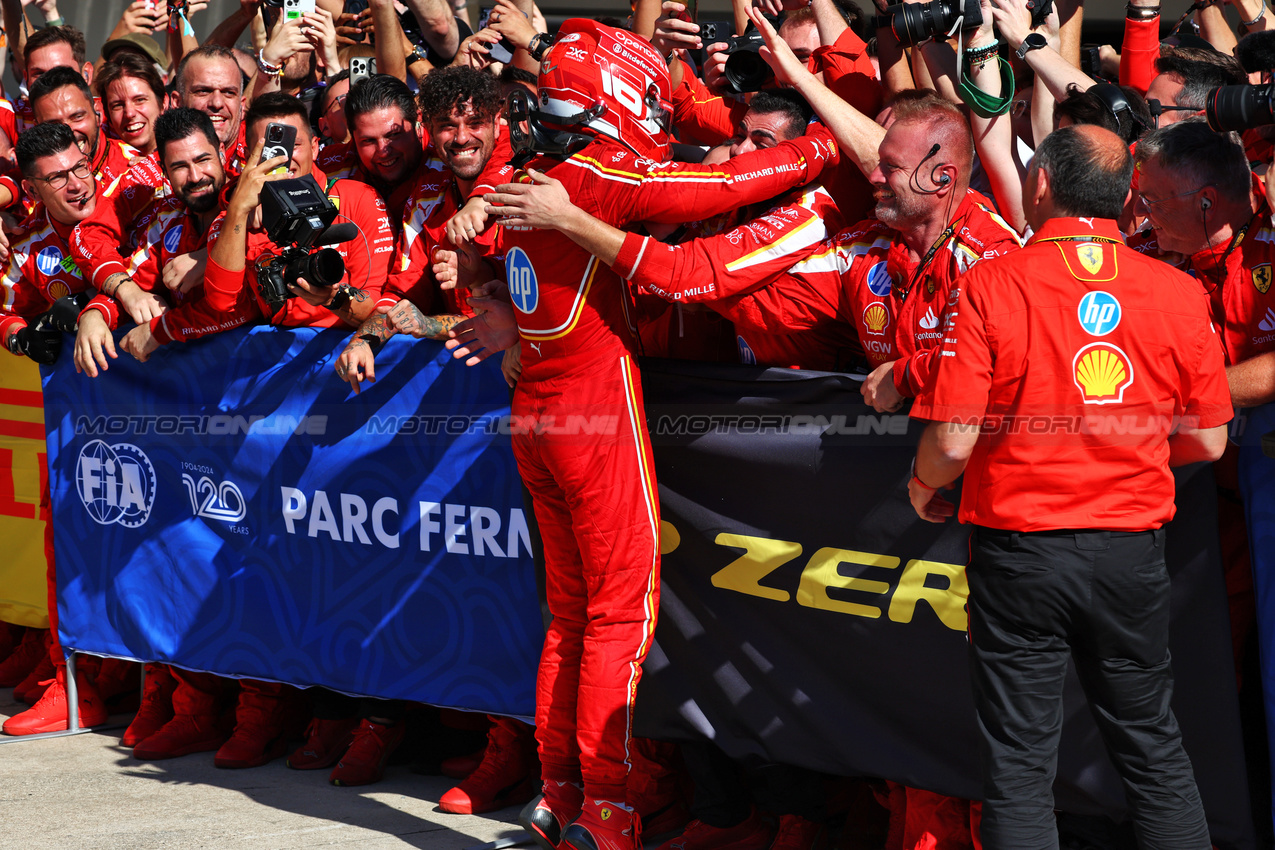 GP STATI UNITI, Gara winner Charles Leclerc (MON) Ferrari celebrates with the team in parc ferme.

20.10.2024. Formula 1 World Championship, Rd 19, United States Grand Prix, Austin, Texas, USA, Gara Day.

 - www.xpbimages.com, EMail: requests@xpbimages.com © Copyright: Coates / XPB Images