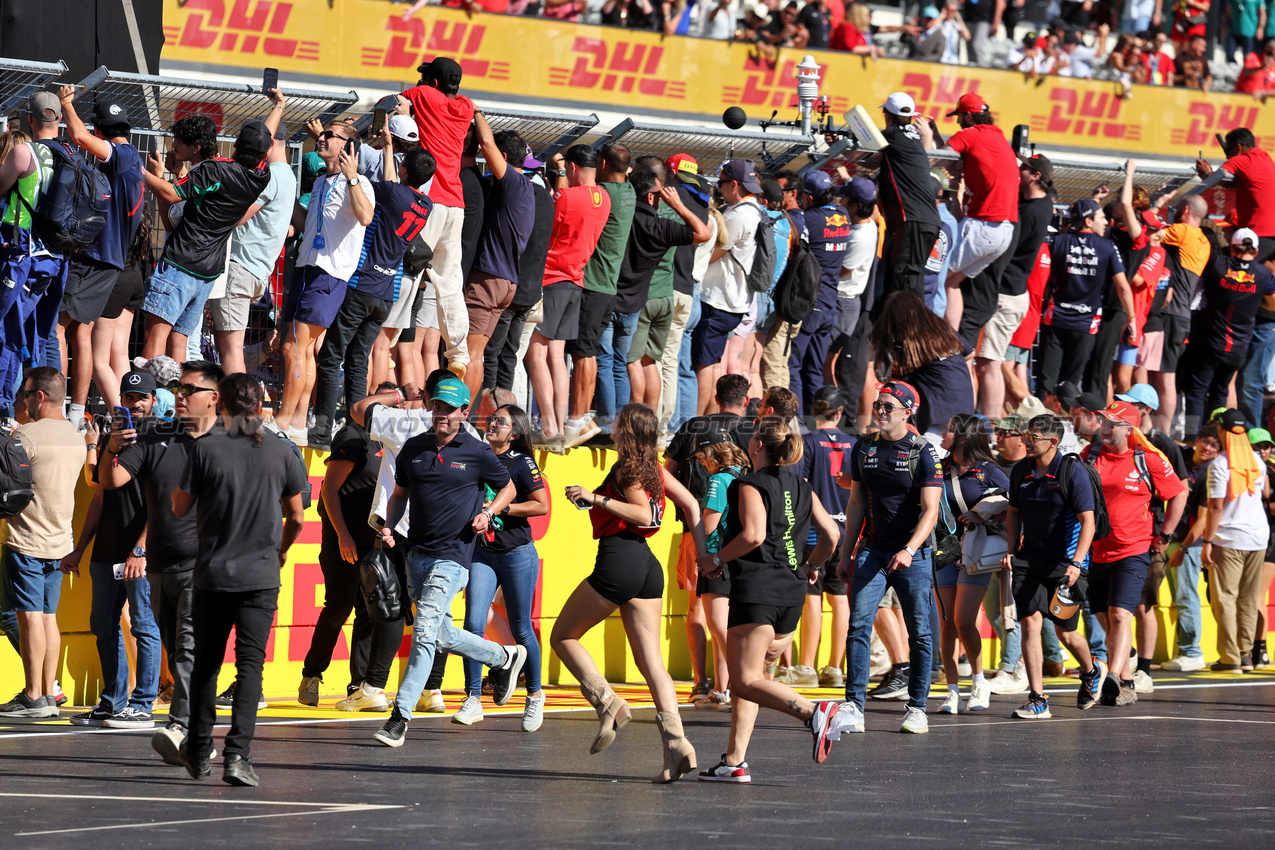 GP STATI UNITI, Circuit Atmosfera - fans at the podium.

20.10.2024. Formula 1 World Championship, Rd 19, United States Grand Prix, Austin, Texas, USA, Gara Day.

- www.xpbimages.com, EMail: requests@xpbimages.com © Copyright: Moy / XPB Images