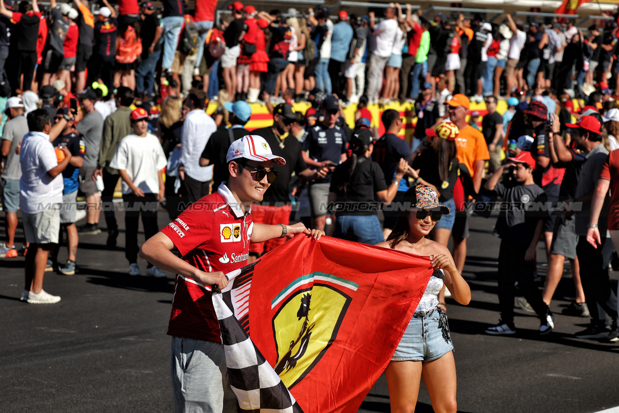 GP STATI UNITI, Circuit Atmosfera - fans at the podium.

20.10.2024. Formula 1 World Championship, Rd 19, United States Grand Prix, Austin, Texas, USA, Gara Day.

- www.xpbimages.com, EMail: requests@xpbimages.com © Copyright: Moy / XPB Images