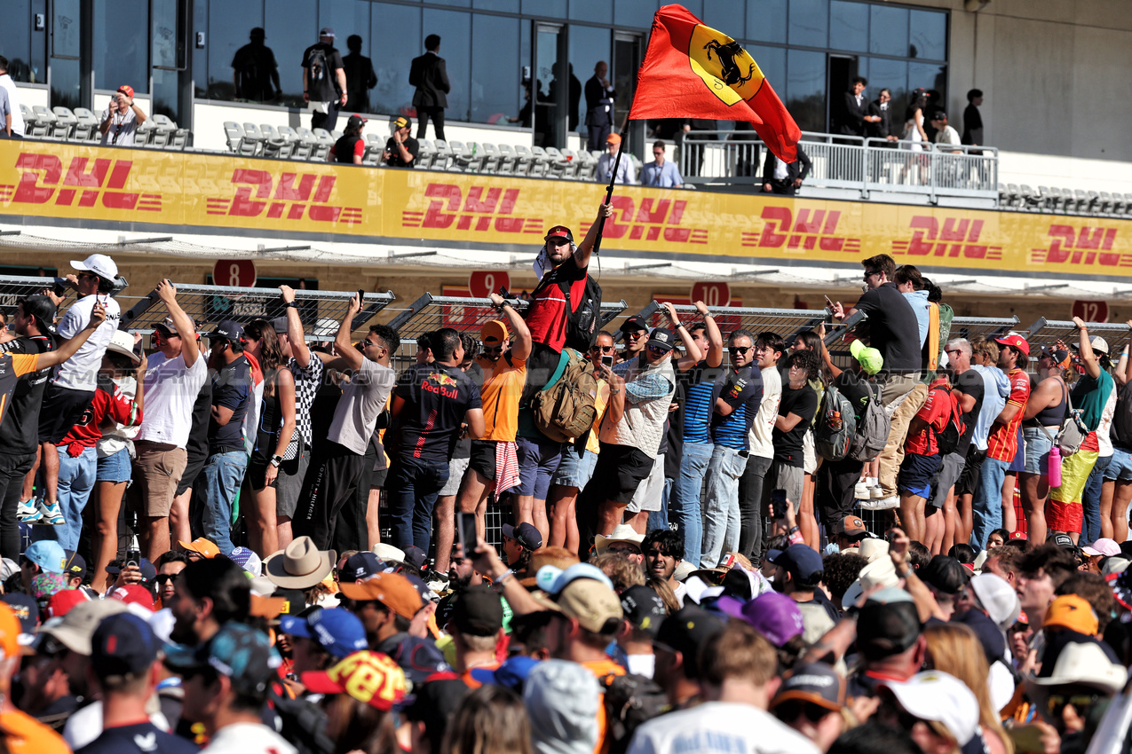 GP STATI UNITI, Circuit Atmosfera - fans at the podium.

20.10.2024. Formula 1 World Championship, Rd 19, United States Grand Prix, Austin, Texas, USA, Gara Day.

- www.xpbimages.com, EMail: requests@xpbimages.com © Copyright: Moy / XPB Images