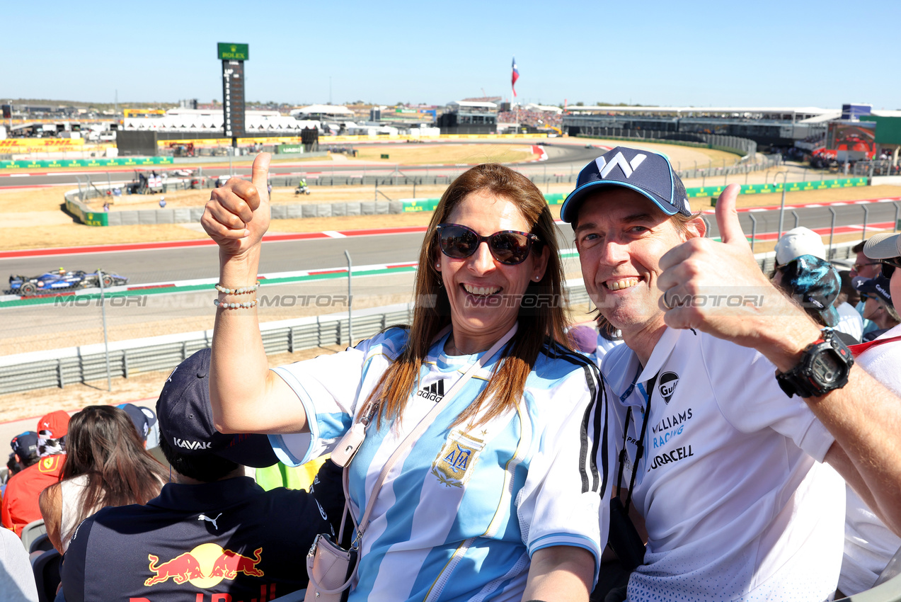 GP STATI UNITI, Circuit Atmosfera - Franco Colapinto (ARG) Williams Racing fans in the grandstand.

20.10.2024. Formula 1 World Championship, Rd 19, United States Grand Prix, Austin, Texas, USA, Gara Day.

- www.xpbimages.com, EMail: requests@xpbimages.com © Copyright: Bearne / XPB Images